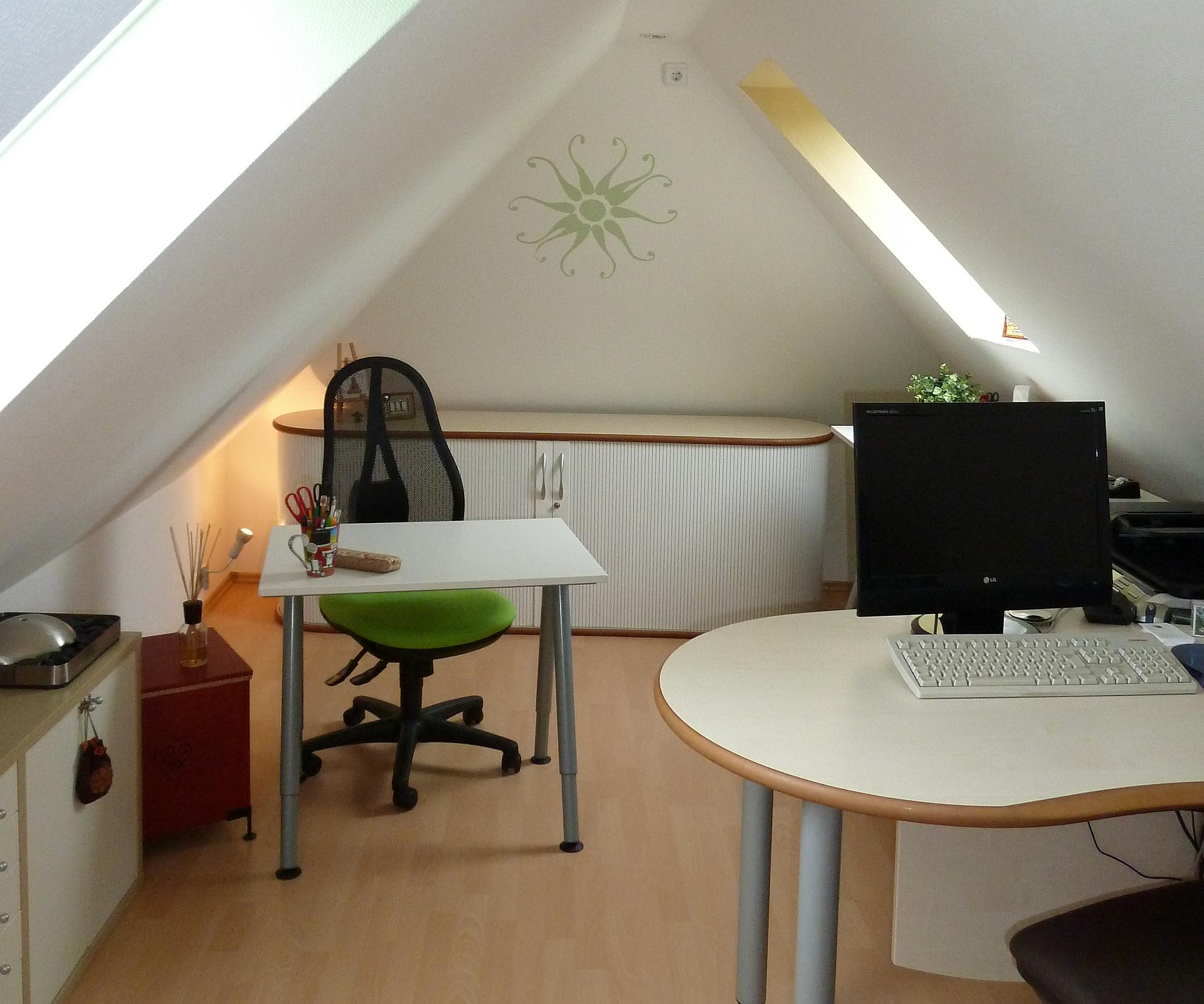 FENG SHUI & LIVING Büro #dachschräge #büro #arbeitsplatz #wandtattoo ©FENG SHUI & LIVING