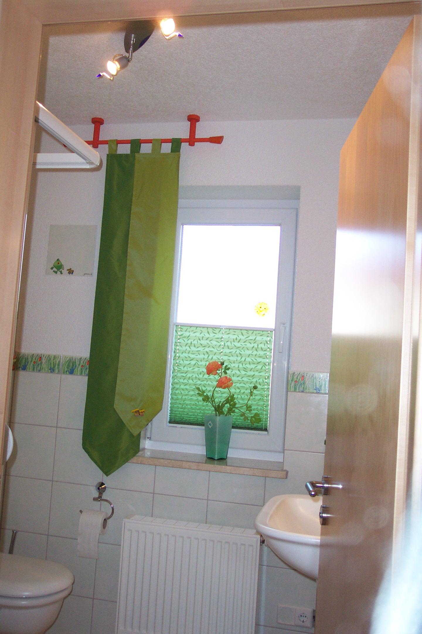 Fensterdekoration fürs WC #badezimmer #plissee ©Kaufmann Wohnen & Schlafen in Oberkochen