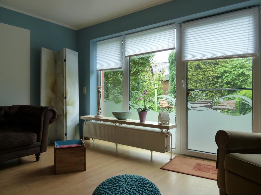 Fensterfolie mit Schnörkeln #wandfarbe #paravent #sofa #blauewandfarbe #fensterbank ©FENG SHUI & LIVING