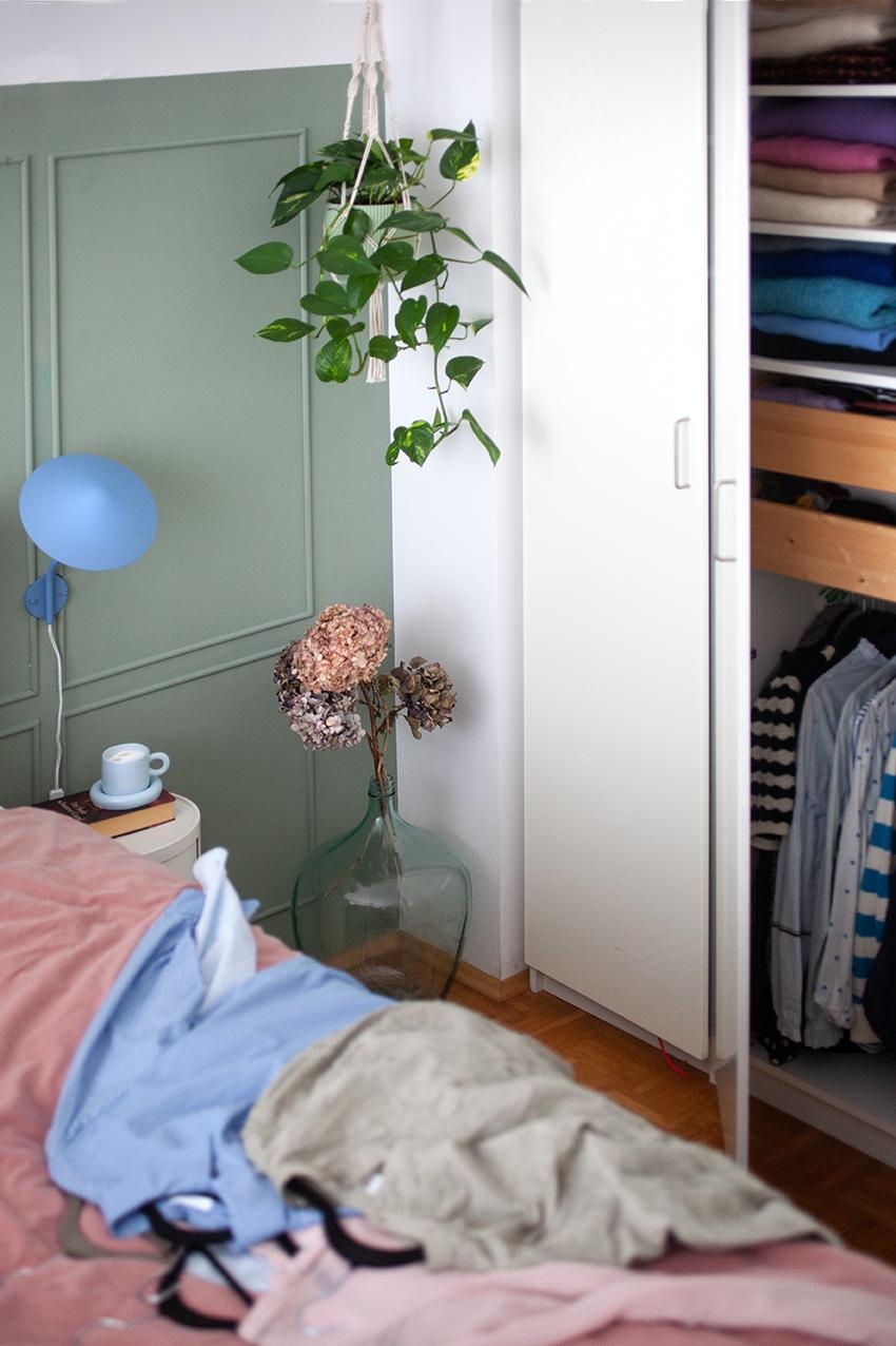 Ferientag genutzt und aufgeräumt.

#schlafzimmer #Bett #Bettwäsche #Grün #Wandpaleel #Pflanzen