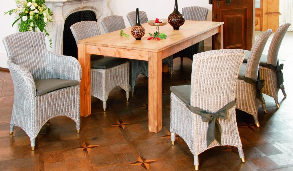 Fichten Tisch und Rattan Stühle #stuhl #rattanstuhl #tisch ©korbmacher.de
