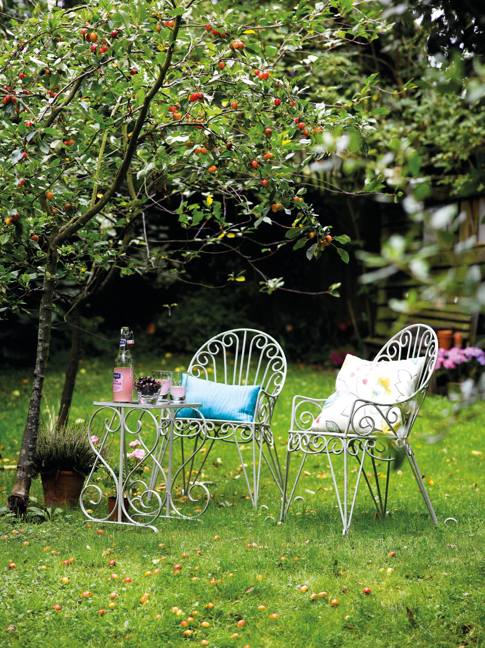 Filigrane Gartenstühle #stuhl #beistelltisch #gartenmöbel #gartentisch #terrassenmöbel ©Little Greene