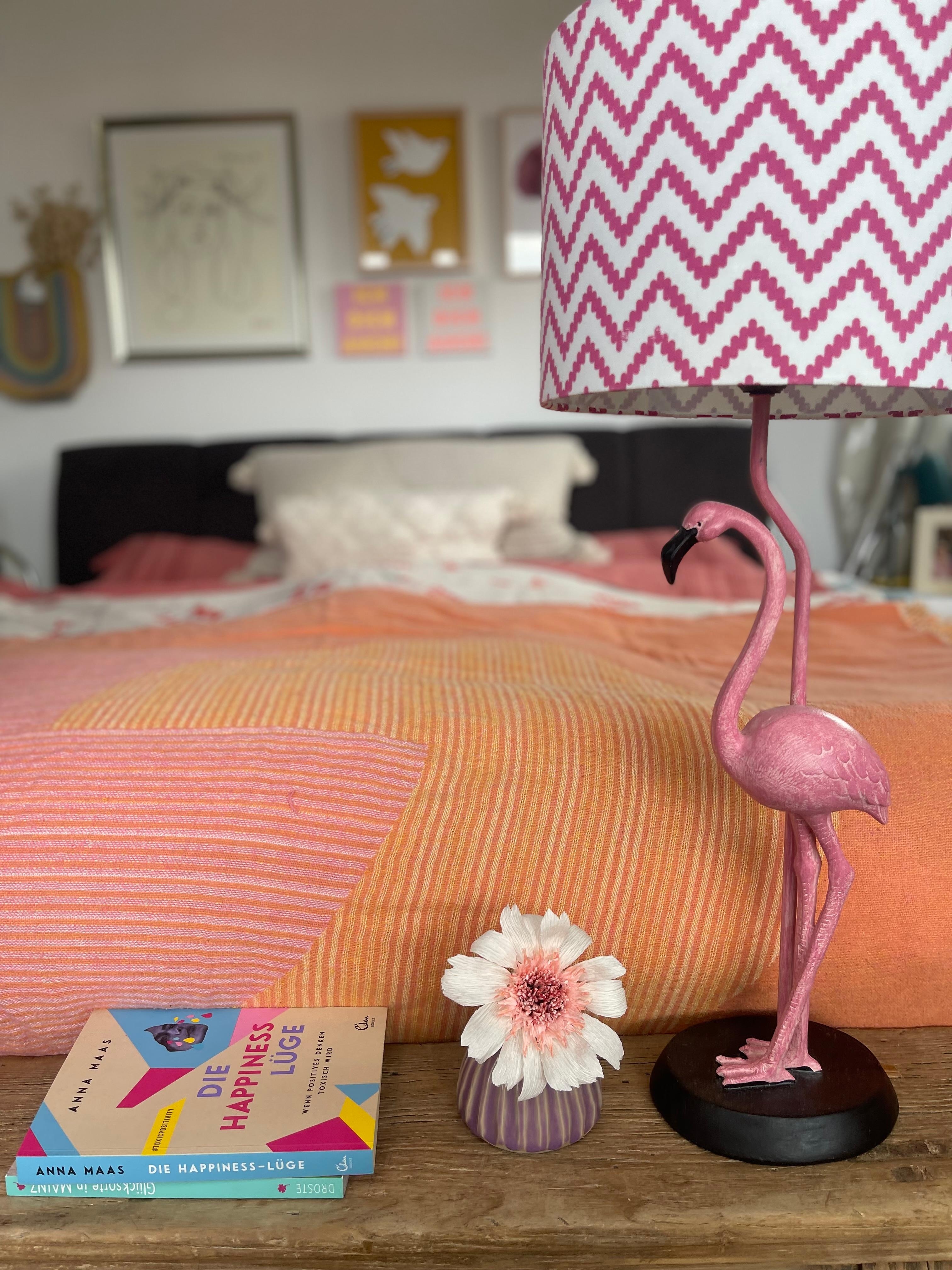 Flamingo in the bedroom  
#livingchallenge #bedroom #flamingolamp #light #fun #colourfulhome #cheers2colour #farbenfro #villakunterbunt #ichmachmirdieweltwiesiemirgefällt