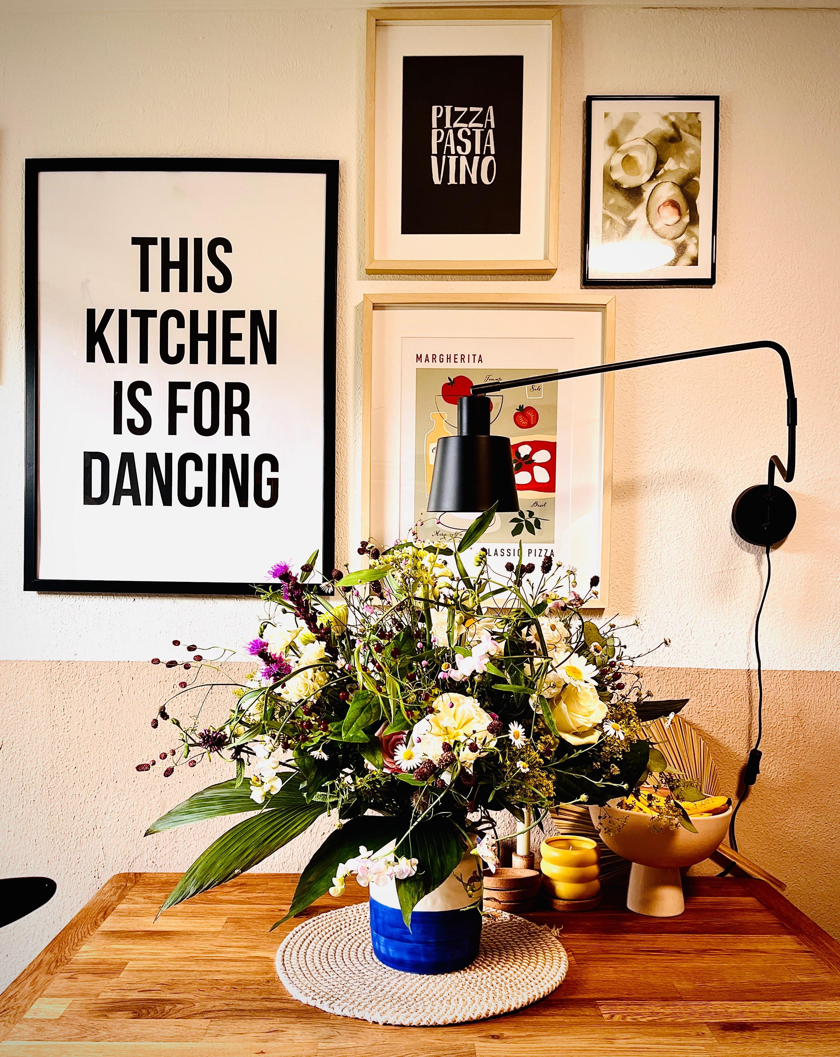 Flowers and prints 
#küchenliebe#blumen#freshflowers#bohohome#scandihome#art#keepdancing