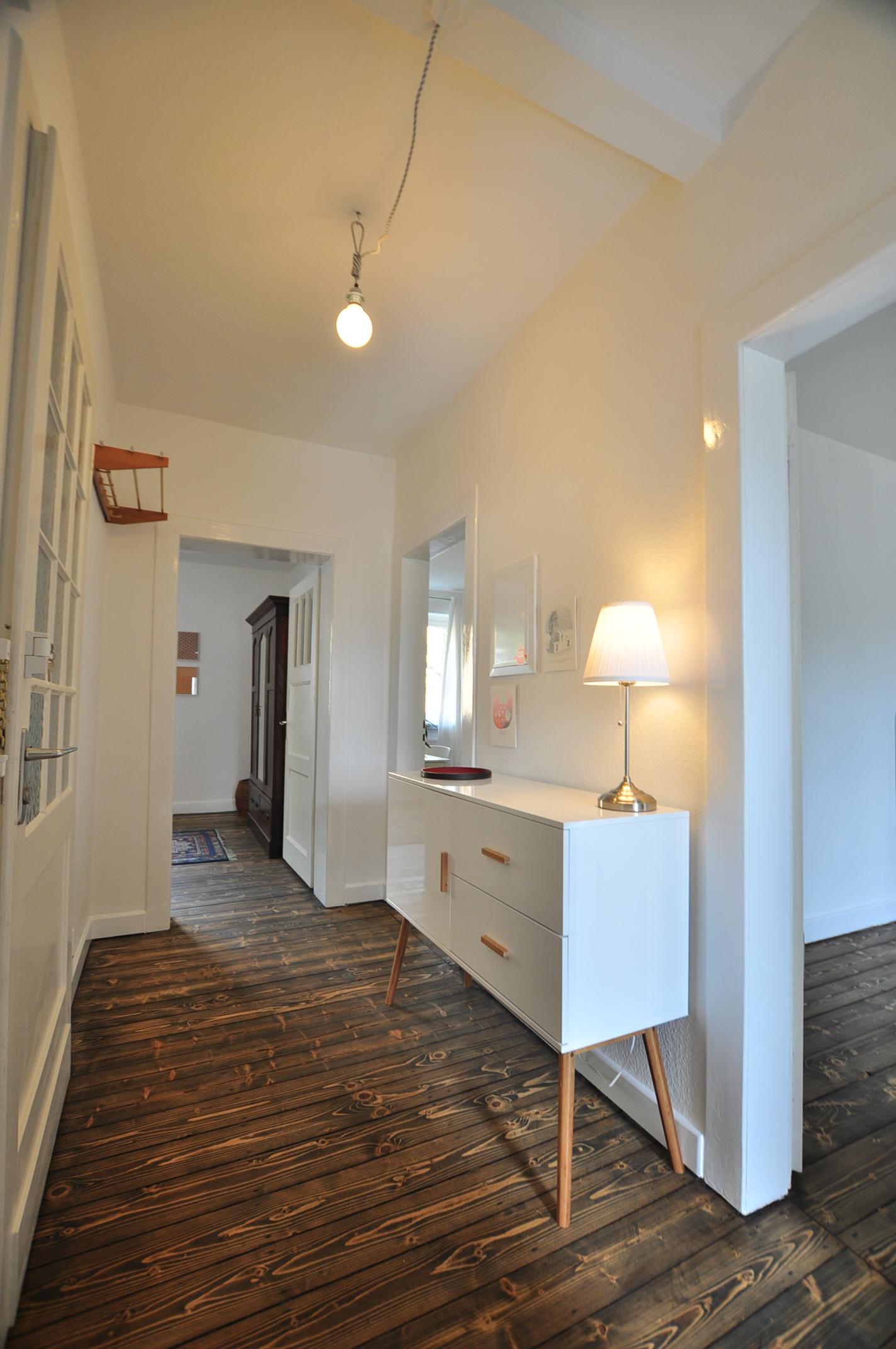 Flur _ möblierte Wohnung #sideboard #tischlampe #sanierterfluraltbau ©e-rent Agentur / Alina Edelstein