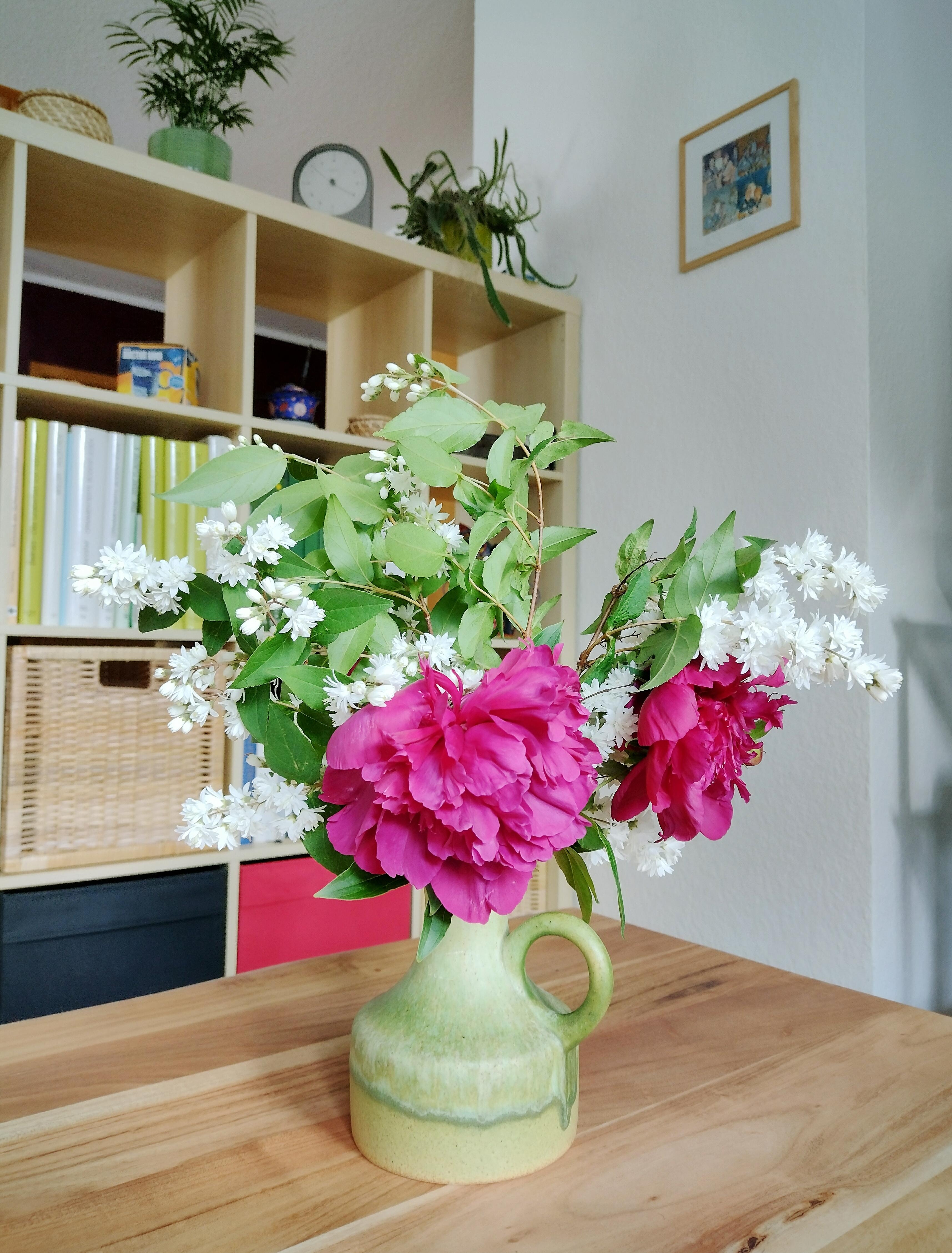 #frischeblumen #pfingstrosen #blumenliebe #vintage #vase #keramik #grün #couchtisch #trennwand #regal