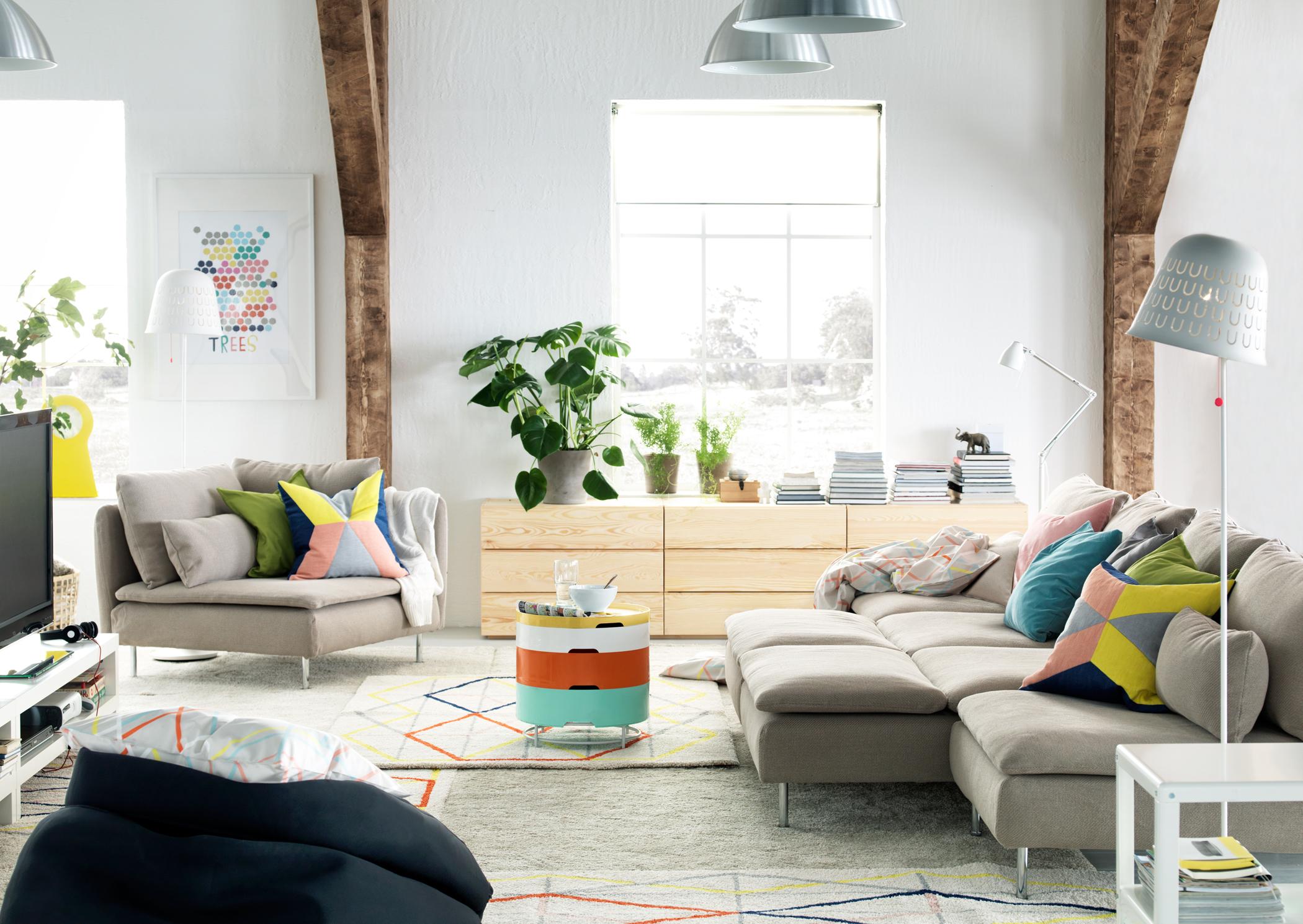 Frischer Look fürs Wohnzimmer #teppich #stehlampe #ikea #bunterteppich #sofa #grauessofa #sitzkissen ©Inter IKEA Systems B.V.