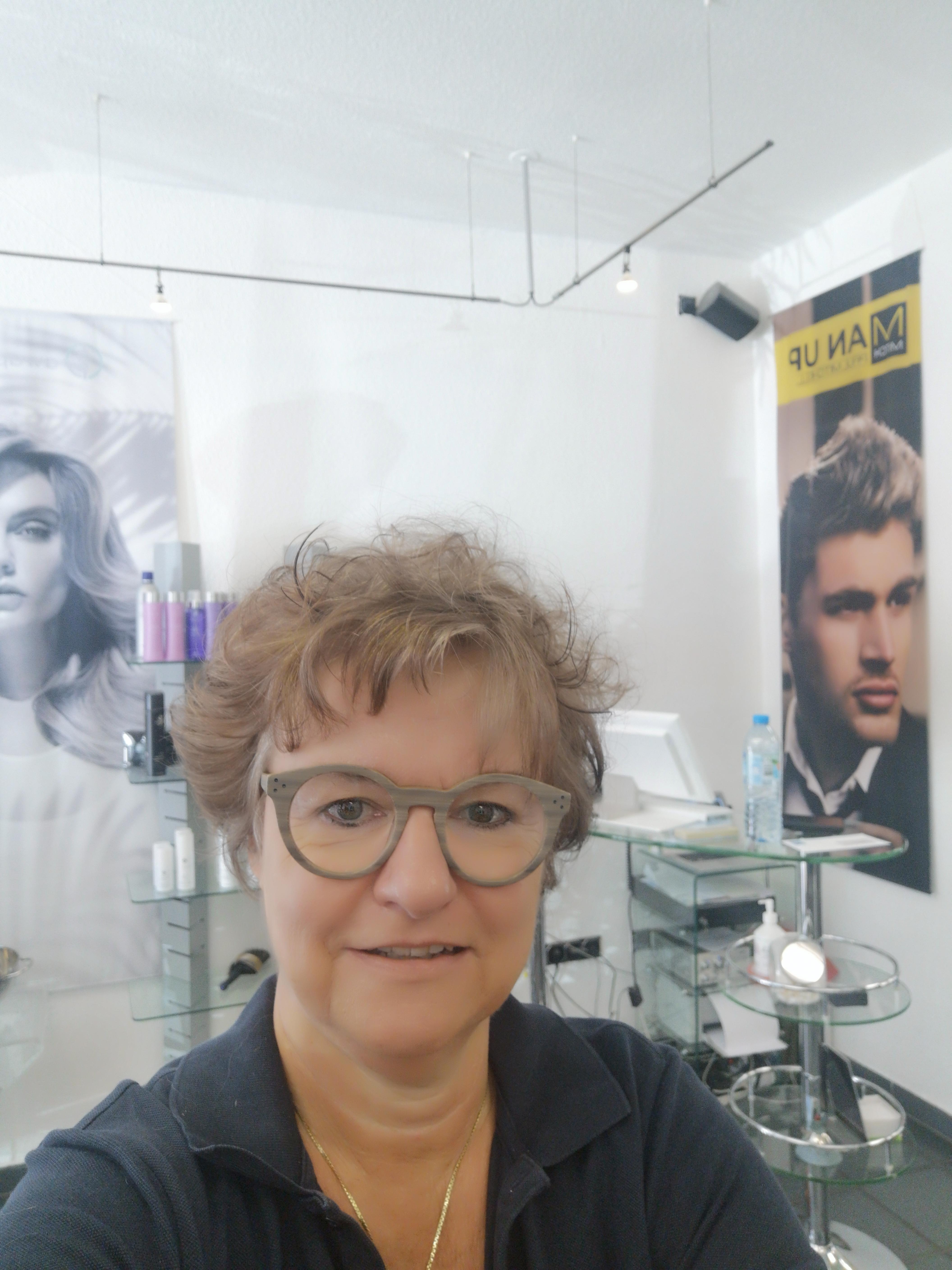 #frisur#fashionbeautychallenge
Neue Frisur und neue Brille😀