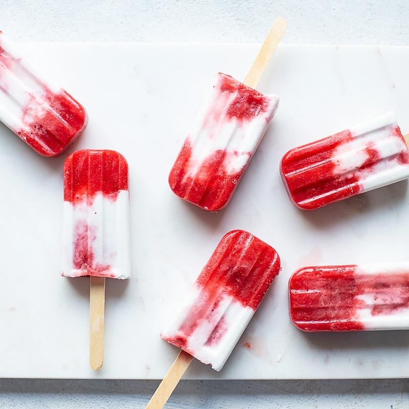 Fruchtiger Genuss am Stiel - Eis aus Erdbeeren selber machen.
#wiebkeliebtDIY#rezept#sommer