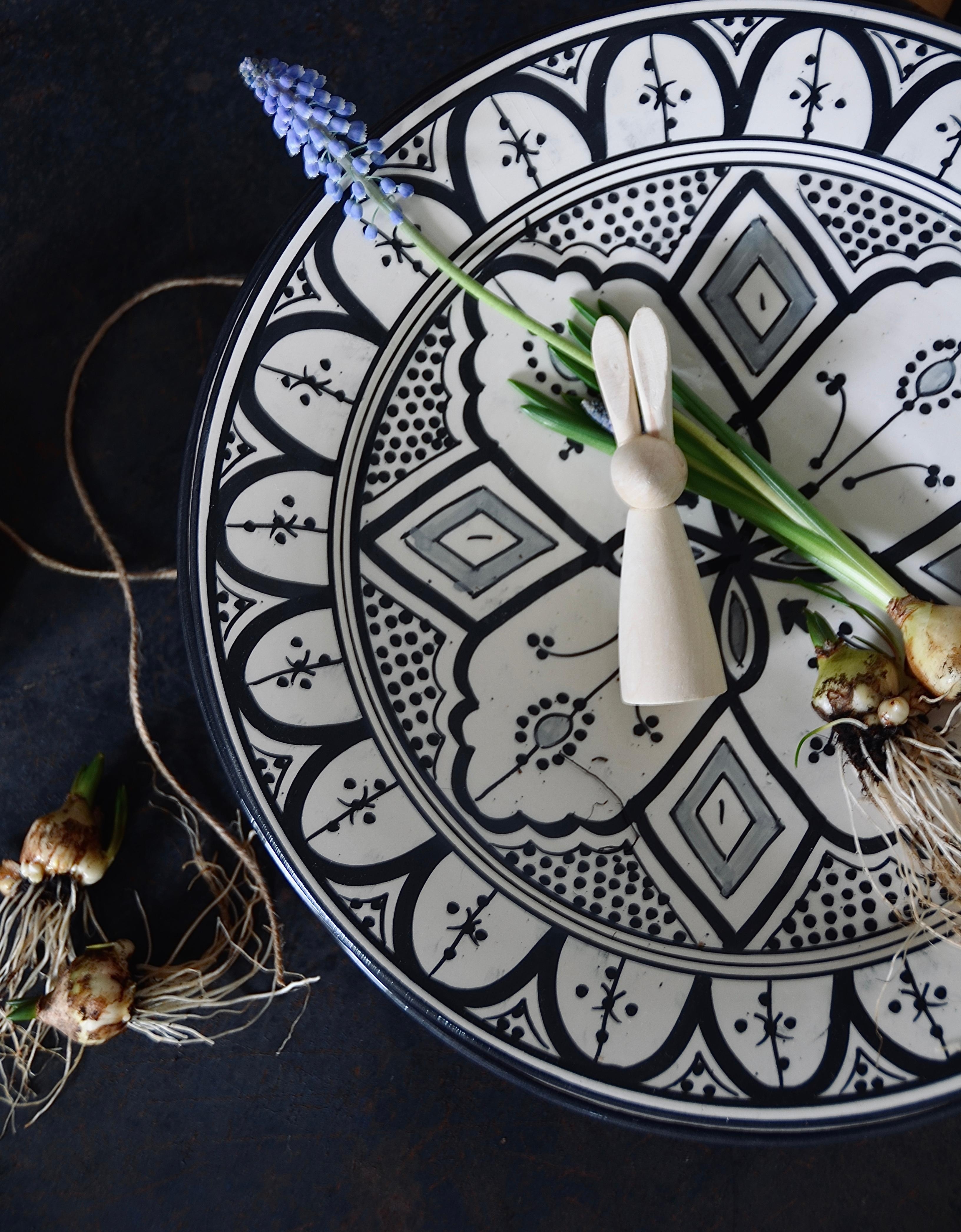 Frühlingsvorboten...#hase #marokkanisch #keramik #frühling #schwedenhaus #vintage #frühlingsblumen #frühlingsdeko