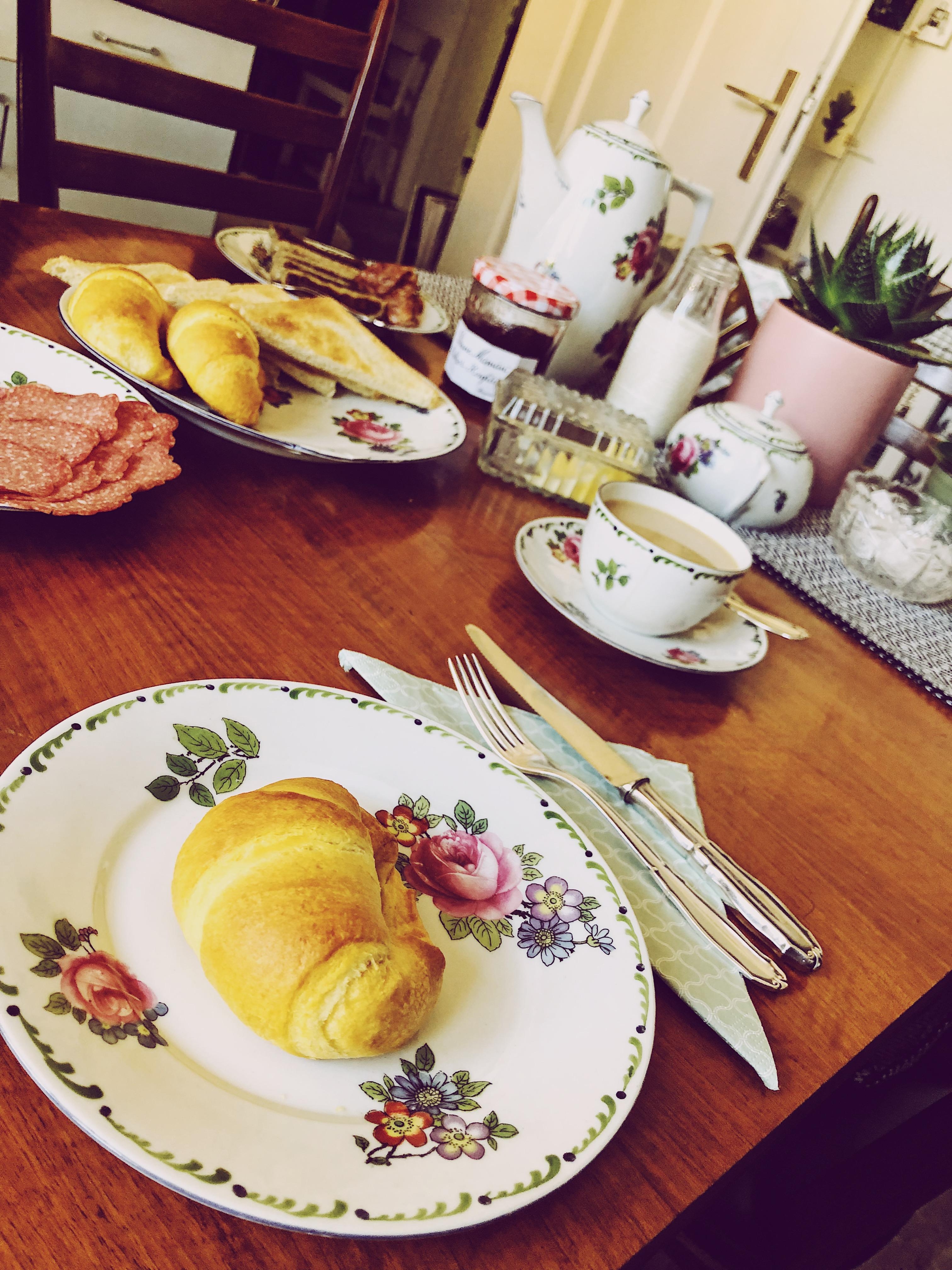 #Frühstück #gutenmorgen #kaffeeservice #Vintage #retro #altbau #altbauliebe #frühstückstisch