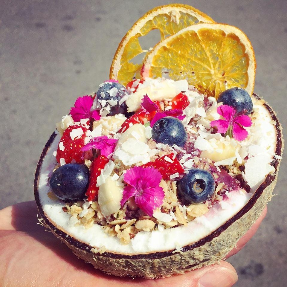 #fruitbowl #coconut #fruits #losangeles #travel #acai #amazebowls #healthyfood