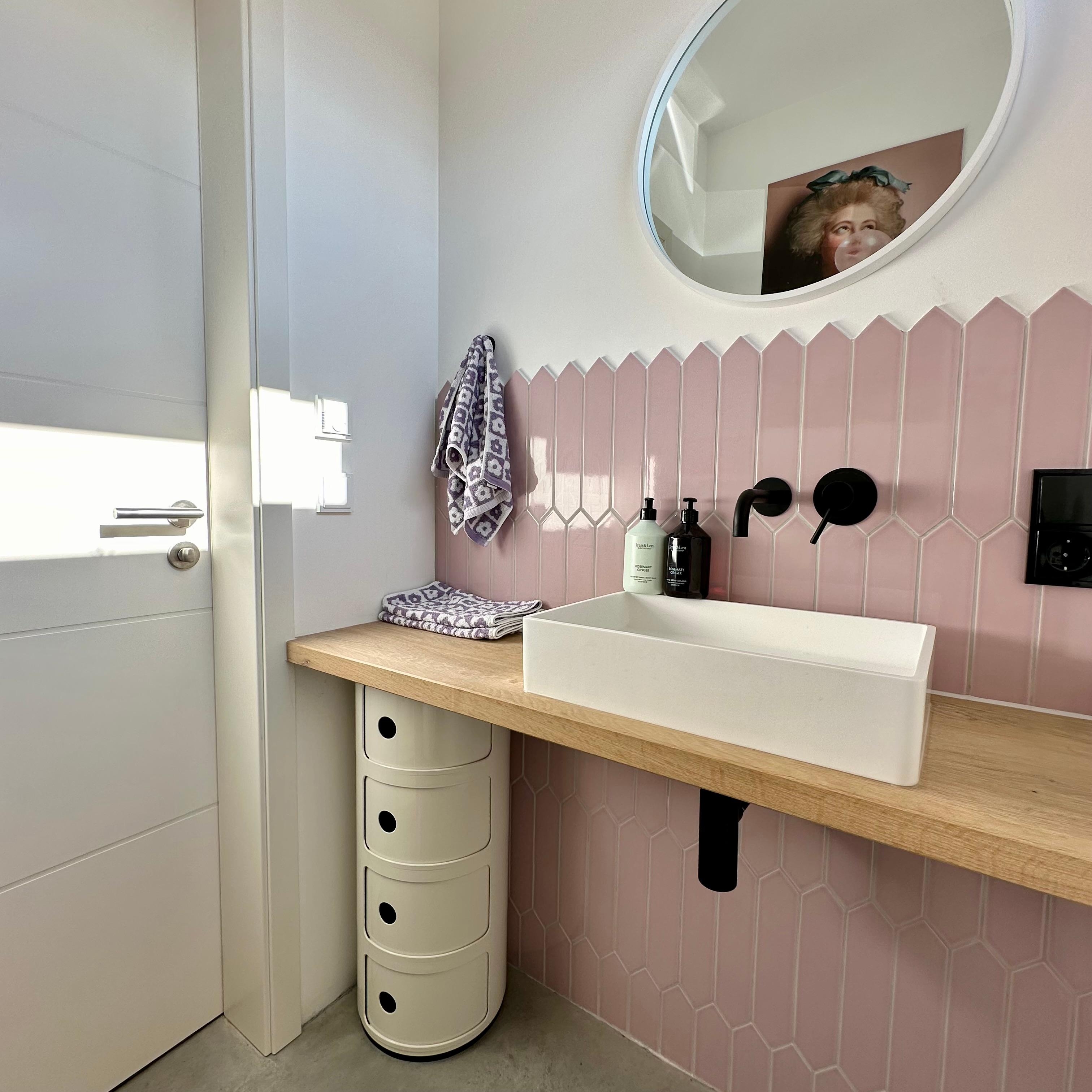 Gäste-WC grüßt! 

#gästewc #toilette #badezimmer #fliesen #rosa #klo #sichtestrich 