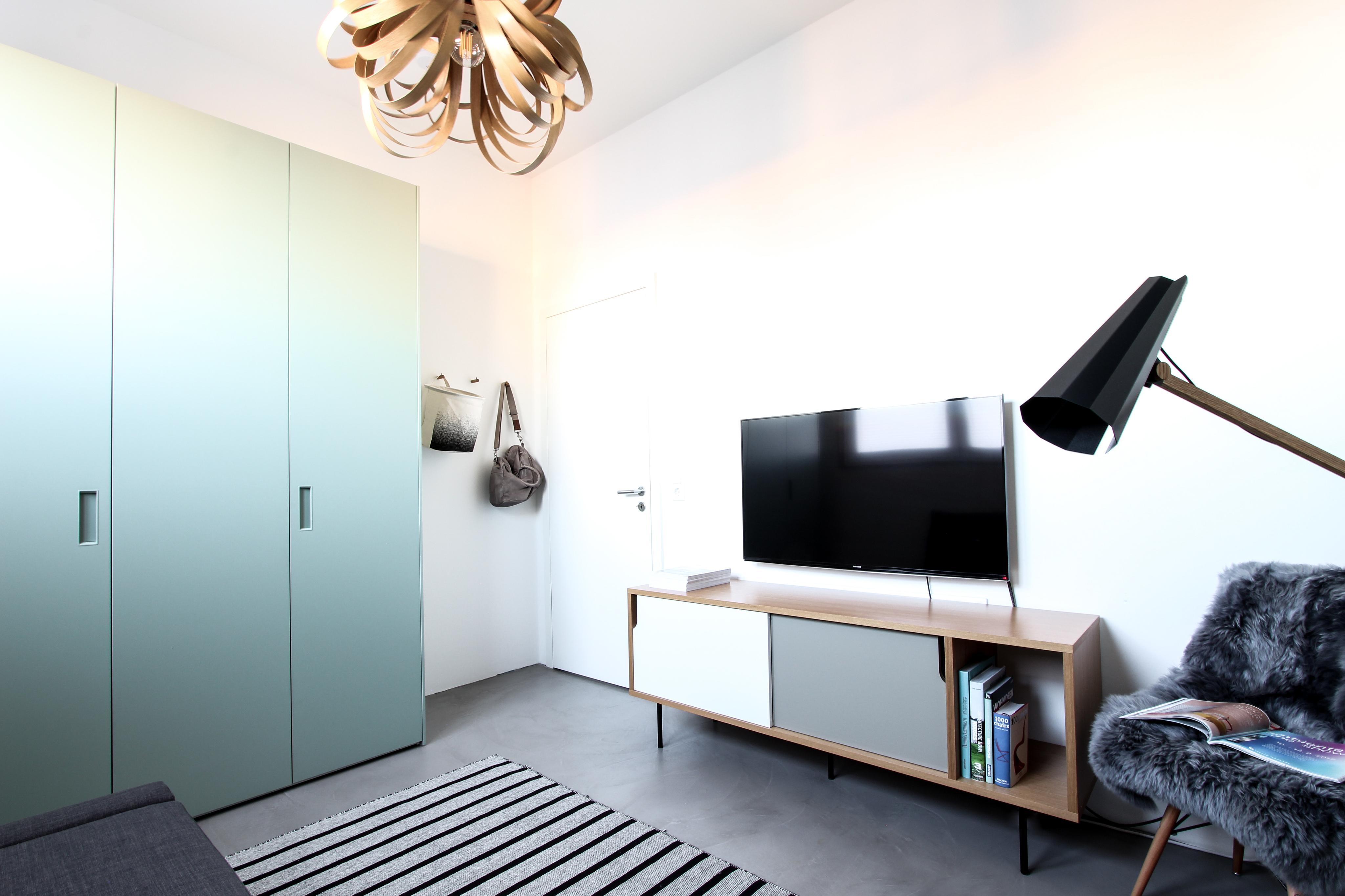 Gästezimmer mit Retro-Charm #teppich #sideboard #kleiderschrank ©EXTRAVIEL office & home design