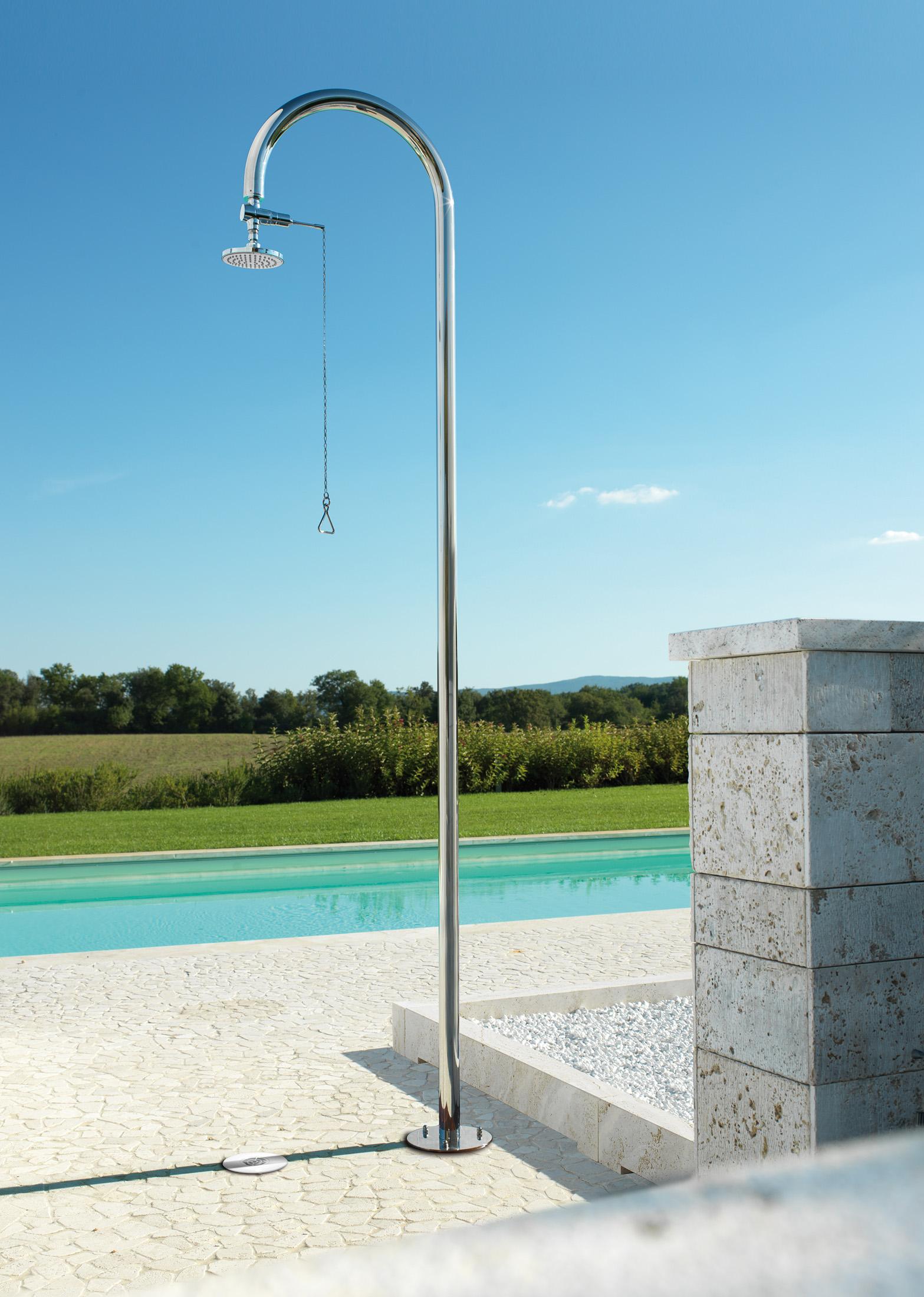 Gartendusche mit Zugventil #pool #dusche #minimalistisch #pflasterstein #außendusche ©Fontealta