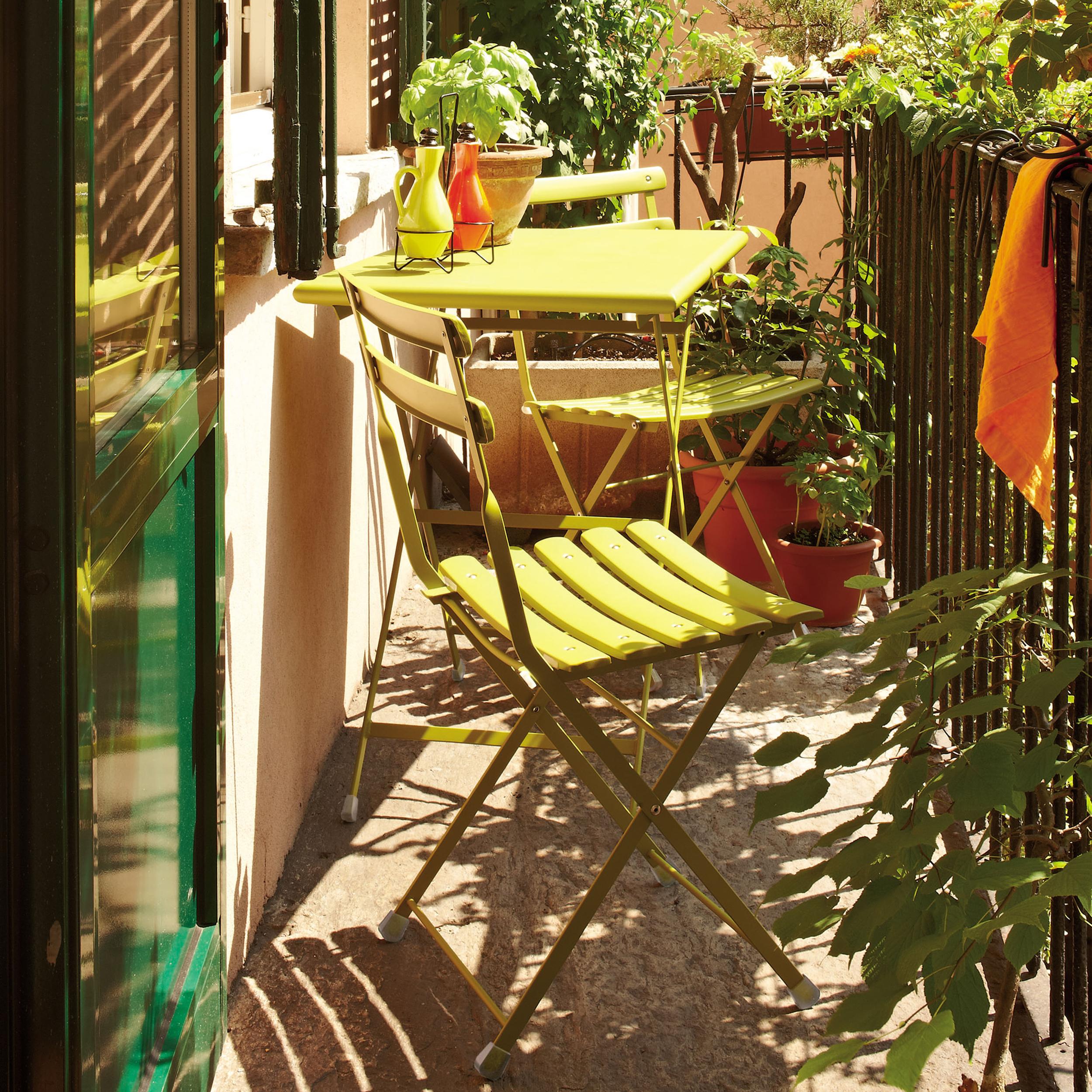 Gartenmöbel auf kleinem Raum #klapptisch #gartenmöbel #klappstuhl #gartentisch #balkonmöbel ©Emu