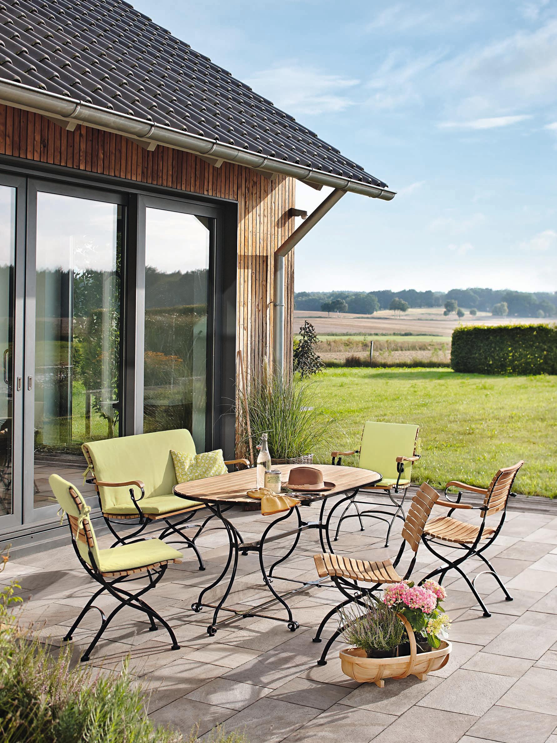 Gartenmöbel im klassischen Look #stuhl #terrasse #gartenmöbel #gartentisch #tisch ©Garpa
