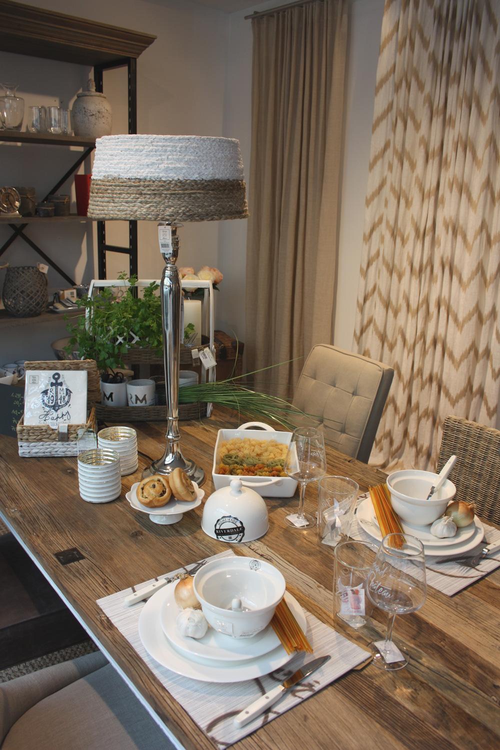 gedeckter Tisch für Zwei #lampe #rivieramaison ©La Maison - Wohnen & Stoffe