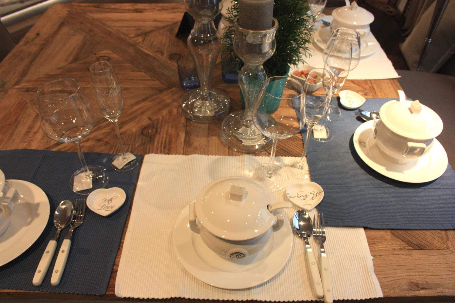 gedeckter Tisch in blau-weiß - Porzellan Rivièra Maison #geschirr #rivieramaison ©LA MAISON - Wohnen & Stoffe