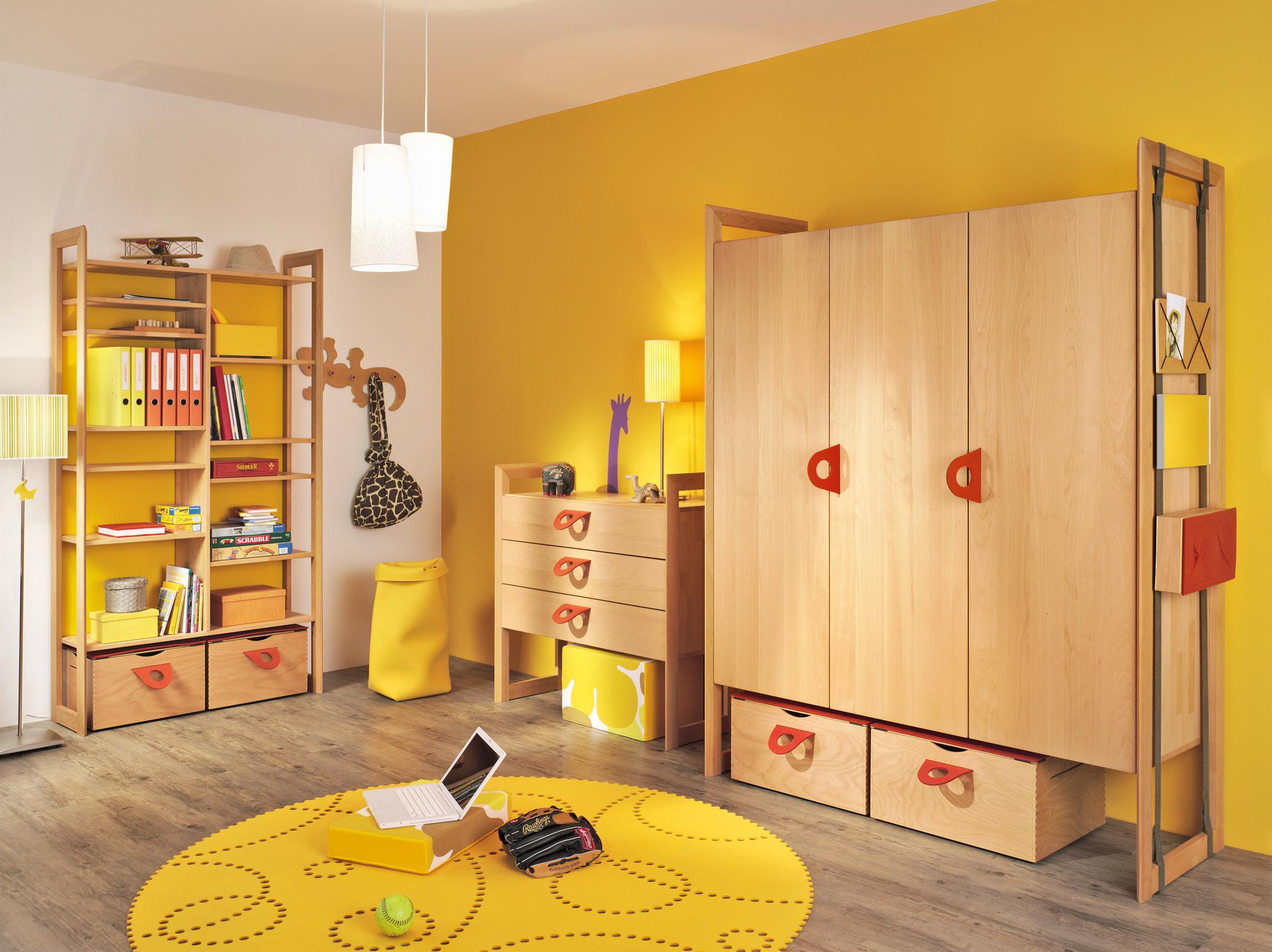 Gelbe Farbgestaltung im Kinderzimmer #kommode #garderobe #kleiderschrank #runderteppich #holzregal ©Team 7
