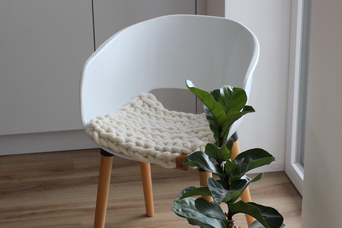 gemaschtes Design, #Sitzkissen aus XL-Schafwollgarn, komfortabler Akzente für den #Designerstuhl bis zum Altholzhocker