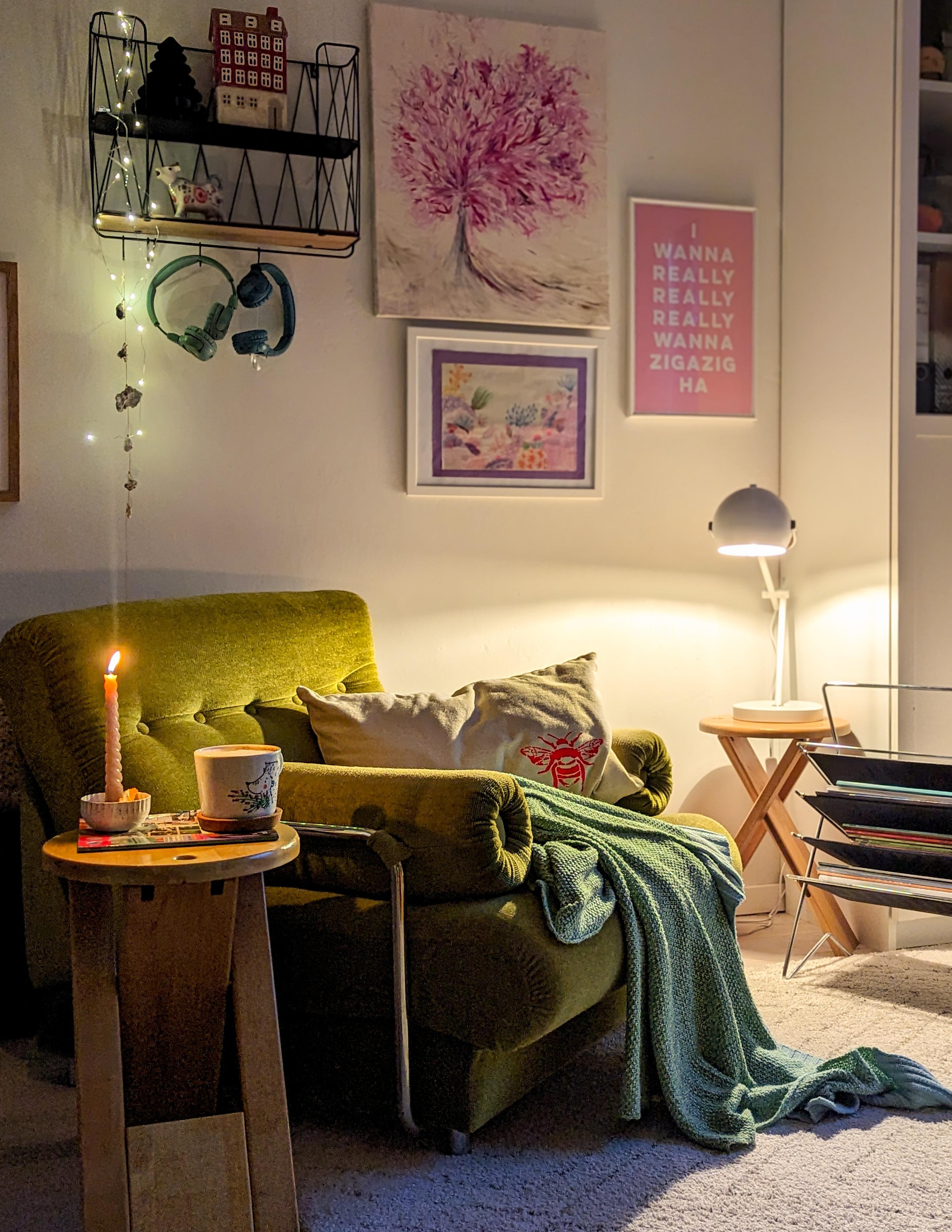 Gemütlich mit #kaffee im #lieblingssessel starten

#livingroom #interiordecor #sessel #vintage #altbau #retro #dekoliebe 