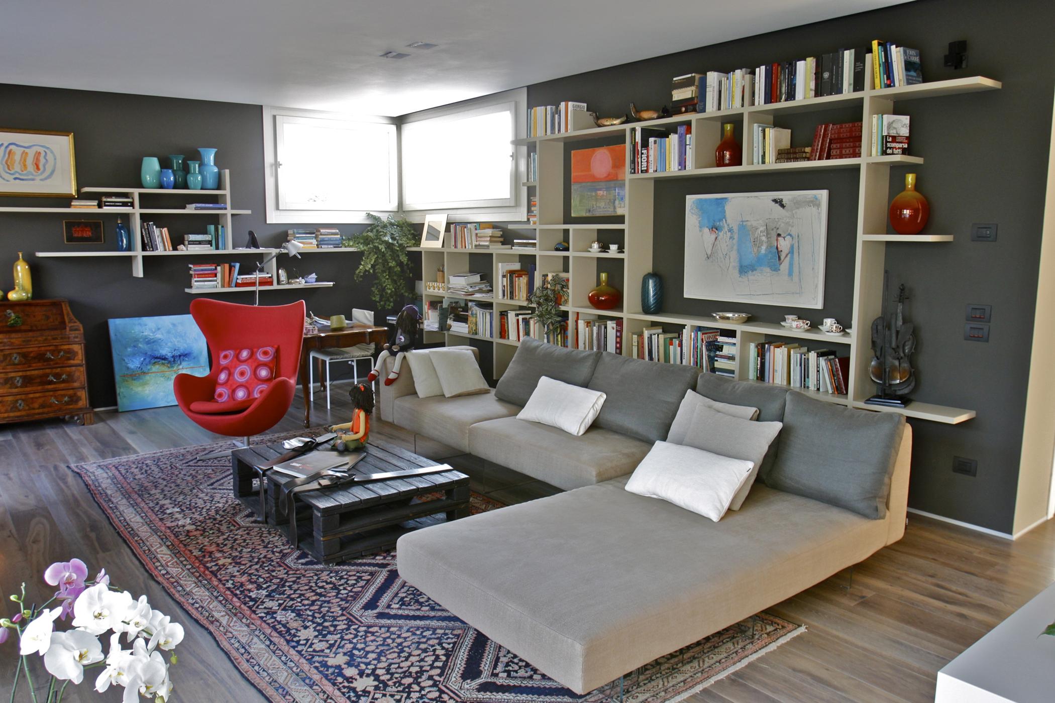 Gemütliches Lounge-Sofa #couchtisch #regal #wandregal #teppich #aufbewahrung #kommode #sofa #ottomane #wohnwand ©Lago