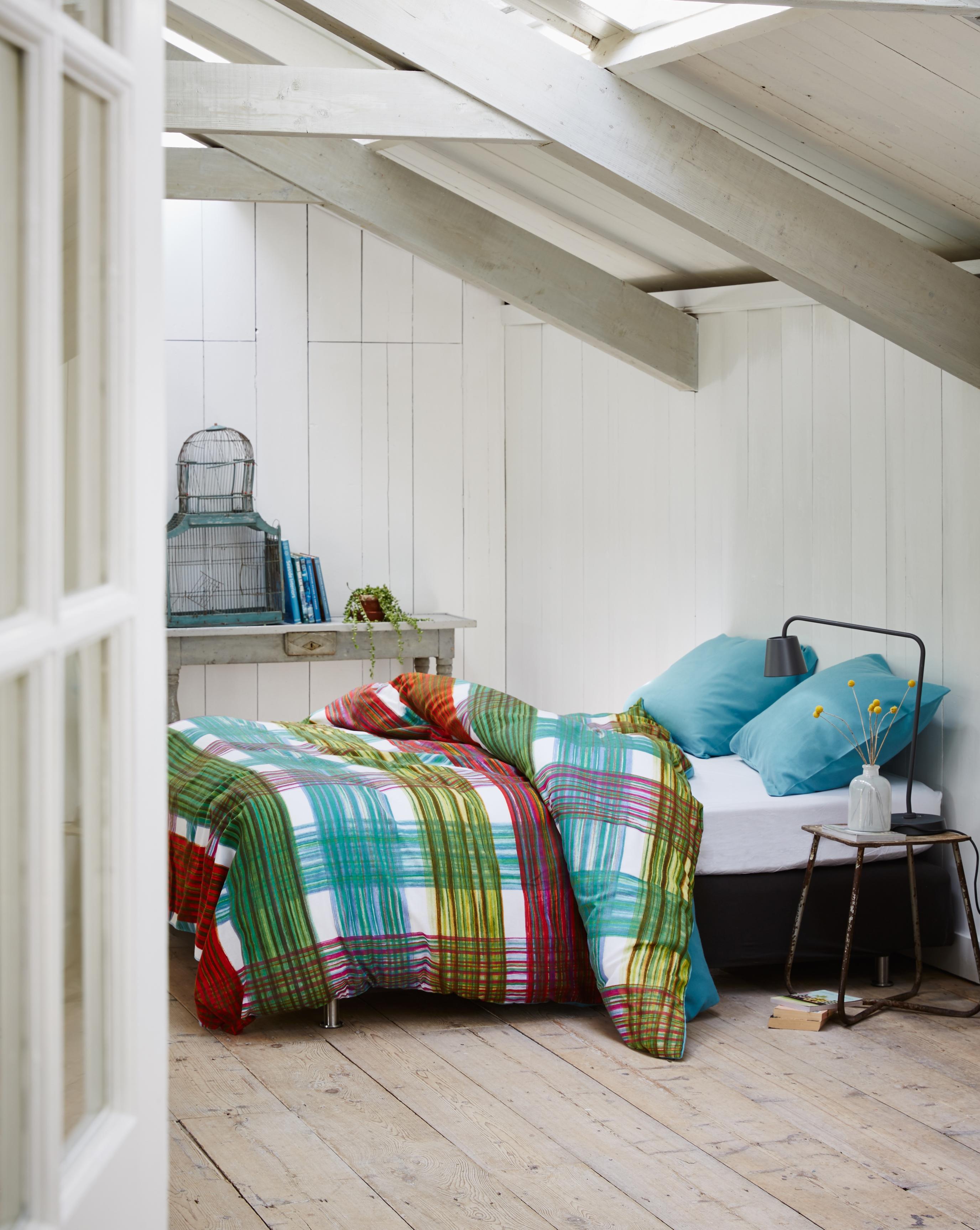 Gemütliches Schlafzimmer unter dem Dach #bett #dielenboden #bettwäsche #buntebettwäsche #zimmergestaltung ©Essenza Home/Vanezza