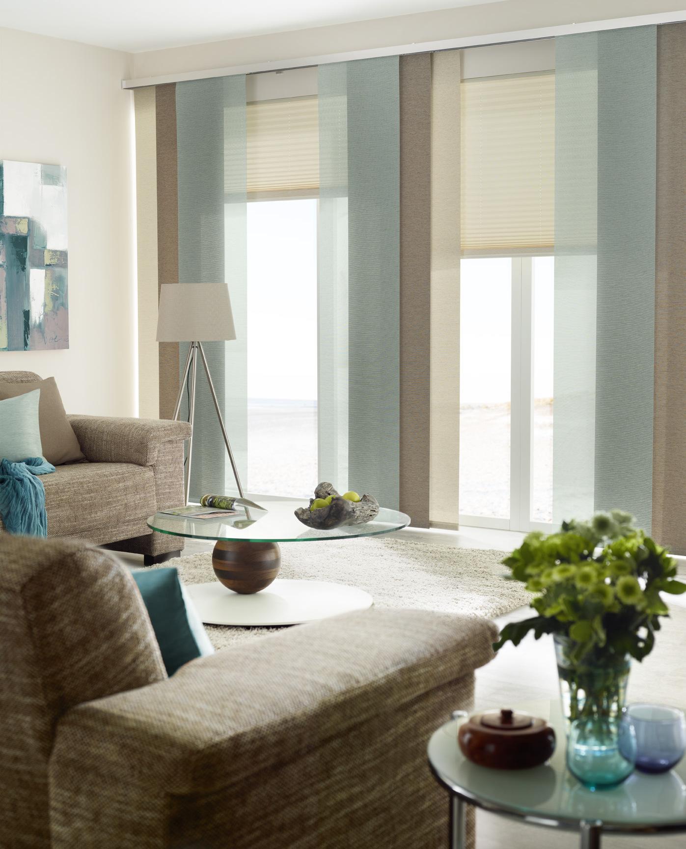 Gemütliches Wohnzimmer in Erdtönen kombiniert mit Eisblau #wohnzimmer #gardine #dekostoff ©UNLAND International GmbH
