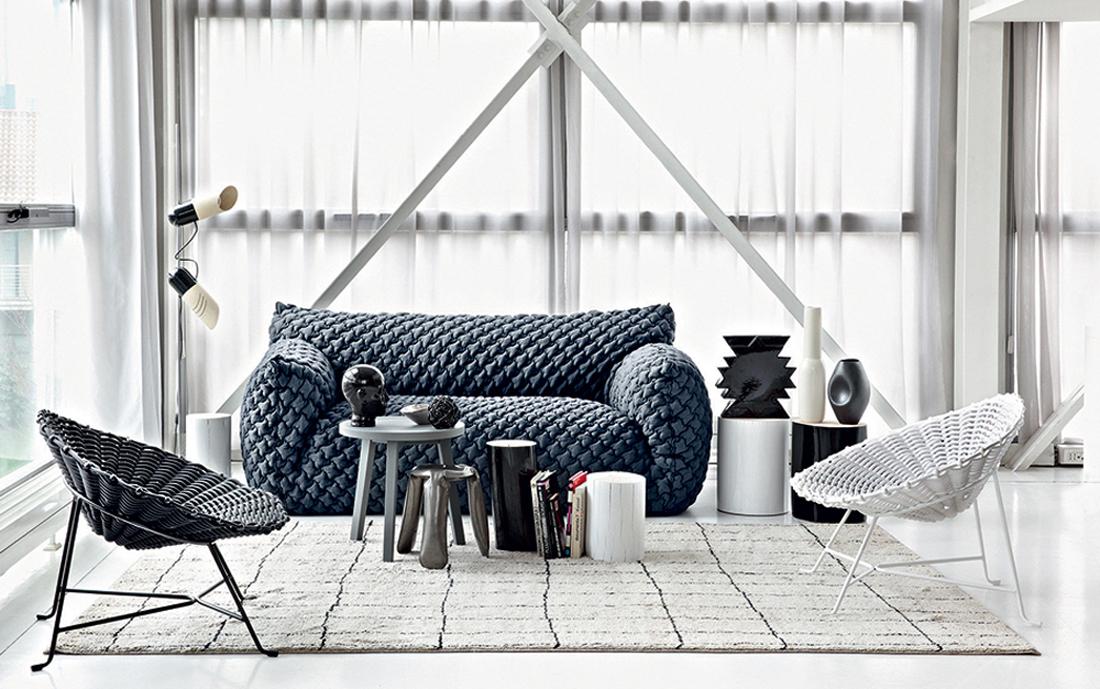 Gemütliches Wohnzimmer in Grautönen #beistelltisch #eklektisch #blauessofa #weißerstuhl #italienischemöbel ©Gervasoni