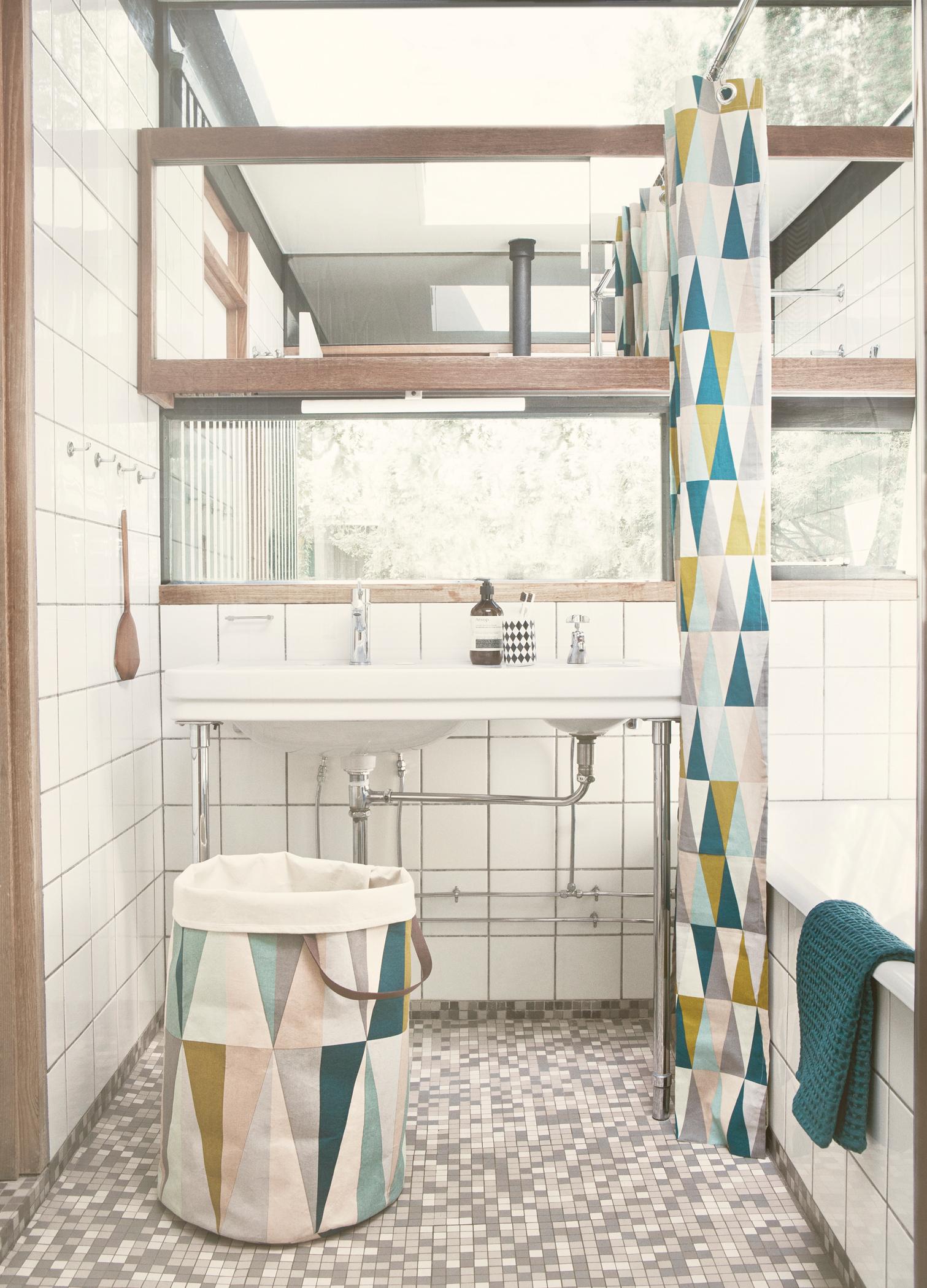 Gemusterter Duschvorhang mit passendem Wäschekorb #mosaikfliesen #duschvorhang #wäschekorb ©ferm Living