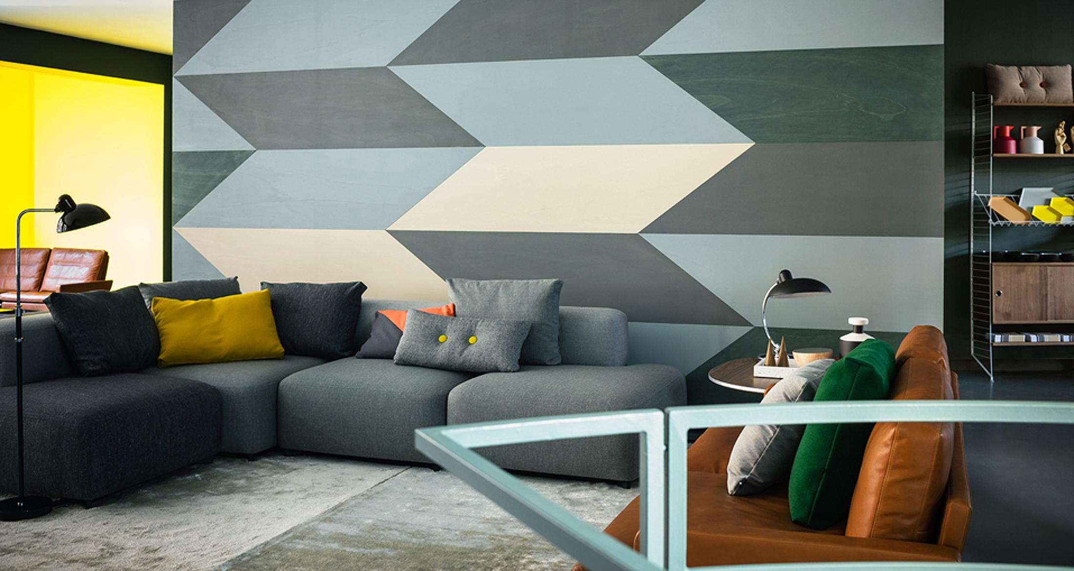 Geometrisches Muster als Wandgestaltung #retro #ledersofa #wandgestaltung #stehlampe #sofa #grauessofa #blauessofa #zimmergestaltung ©Fritz Hansen