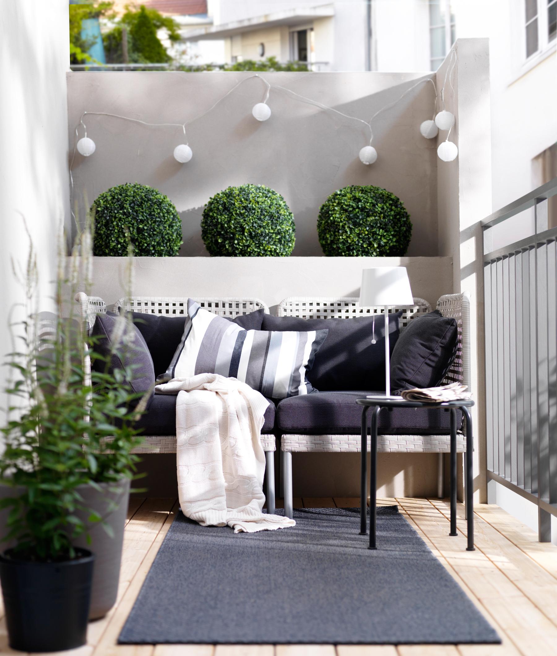 Gepolsterte Sitzbank in Grautönen #mediterran #kissen #ikea #sitzbank #balkonmöbel #terrassenmöbel #hausgestaltung ©Inter IKEA Systems B.V