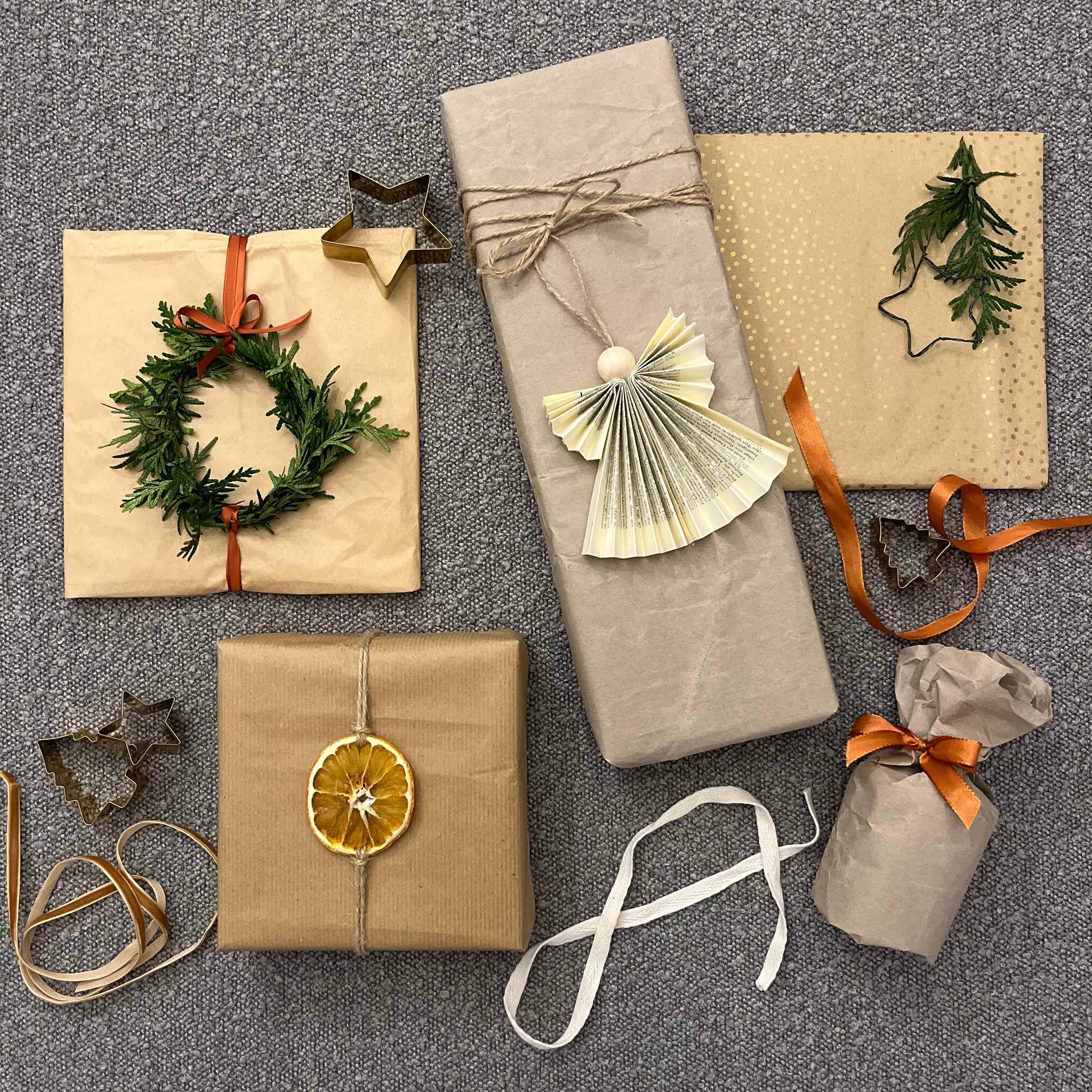 Geschenke verpacken 🩶 Wie weit bist du? #weihnachtsgeschenke #verpackungen #christmaswrapping #diy #geschenkepacken #weihnachten #natürlich #natrualliving #