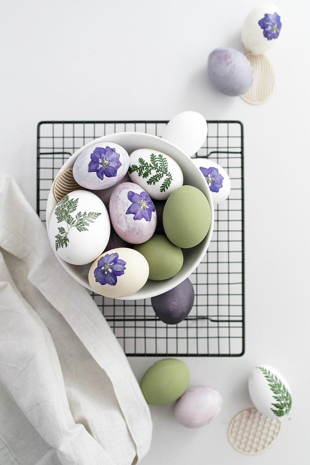 Geschmückte Eier für Ostern
#osterdeko #diy #eierfärben #eierdekorieren #farbenfroh #getrockneteblumen
