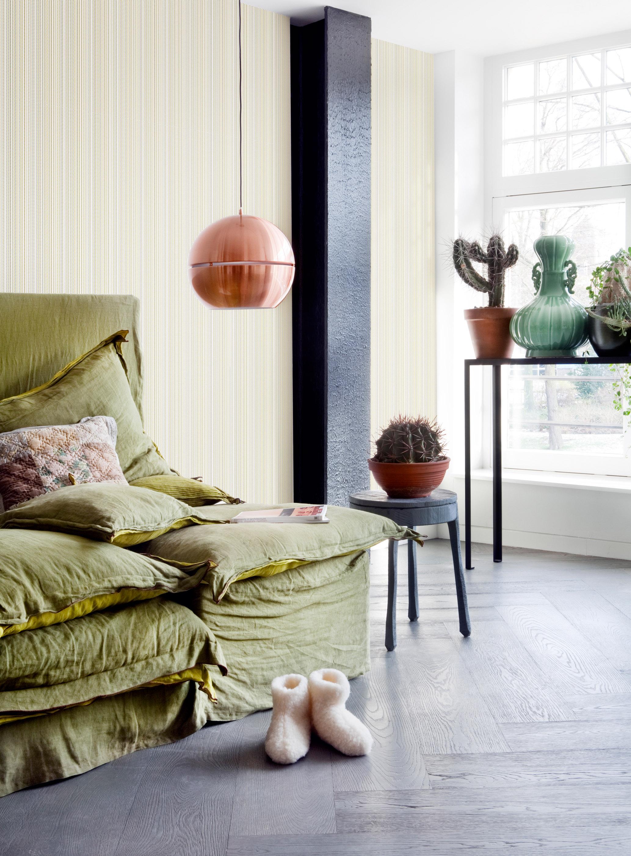 Gestreifte Tapete in Grüntönen #sofa #kupferlampe #grünessofa #lampe #gestreiftetapete #grüntapete ©BN Wallcoverings