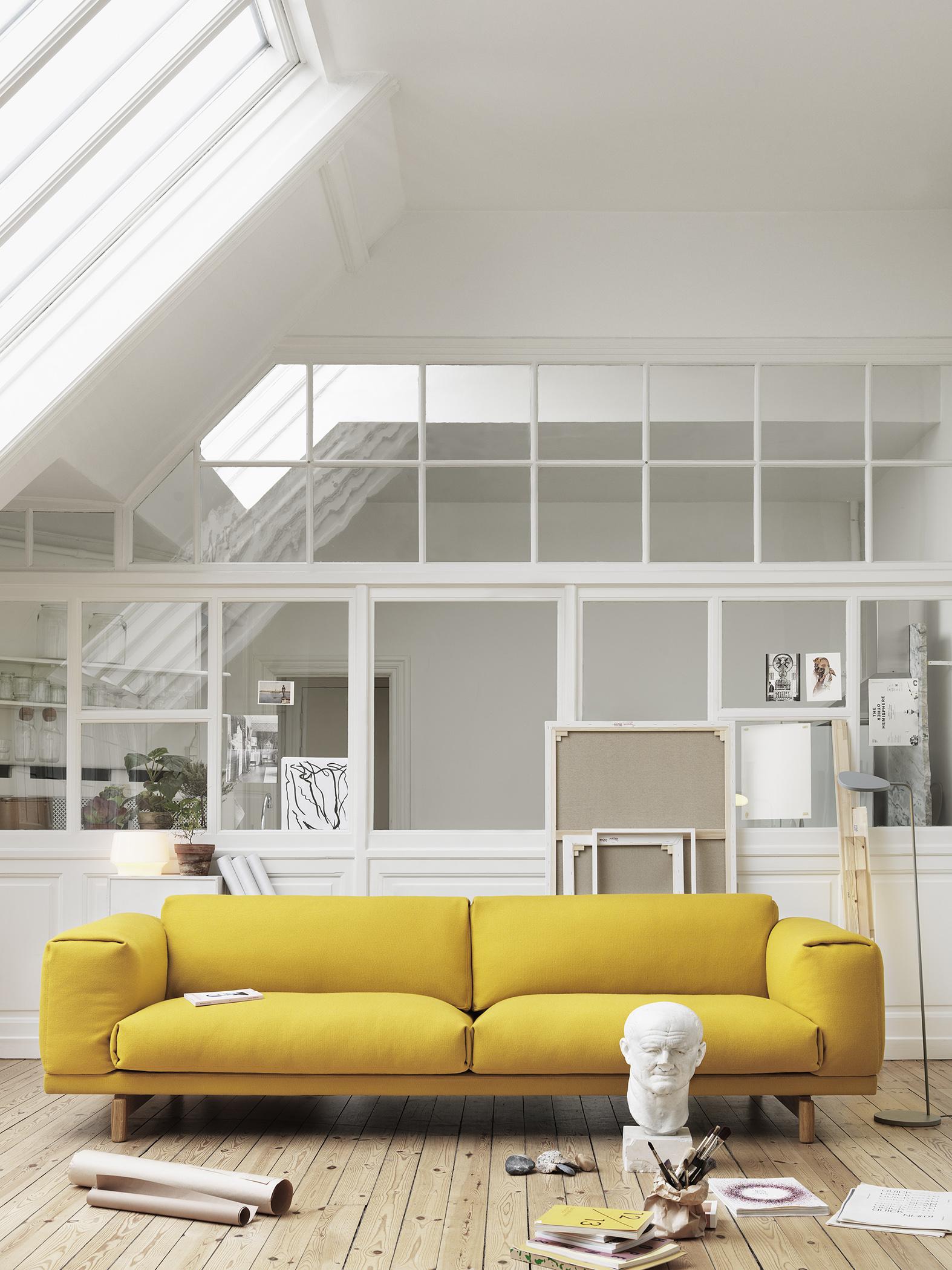 Glasfront vergrößert den Raum optisch #stehlampe #sofa #gelbessofa #zimmergestaltung ©Muuto