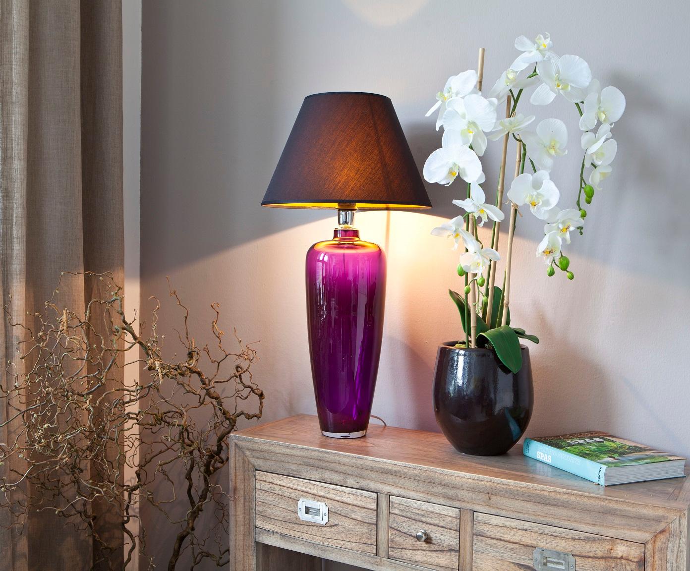 Glaslampe in strahlendem Violett als Eyecatcher #wohnzimmer #tischlampe ©Signature Home Collection