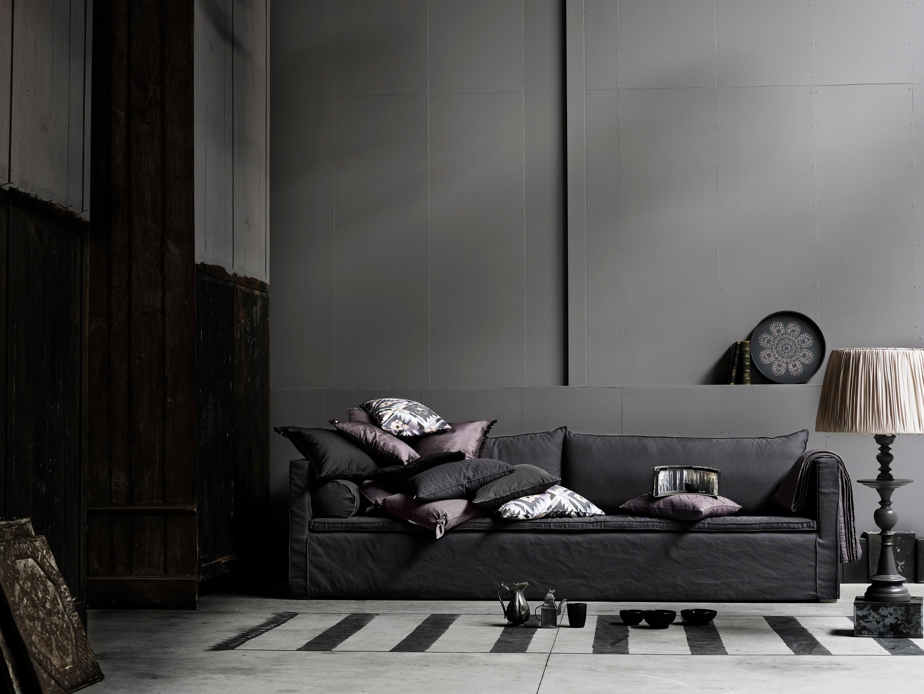 Grau in Grau #grauewandgestaltung #gestreifterteppich #grauewandfarbe ©Tine K Home