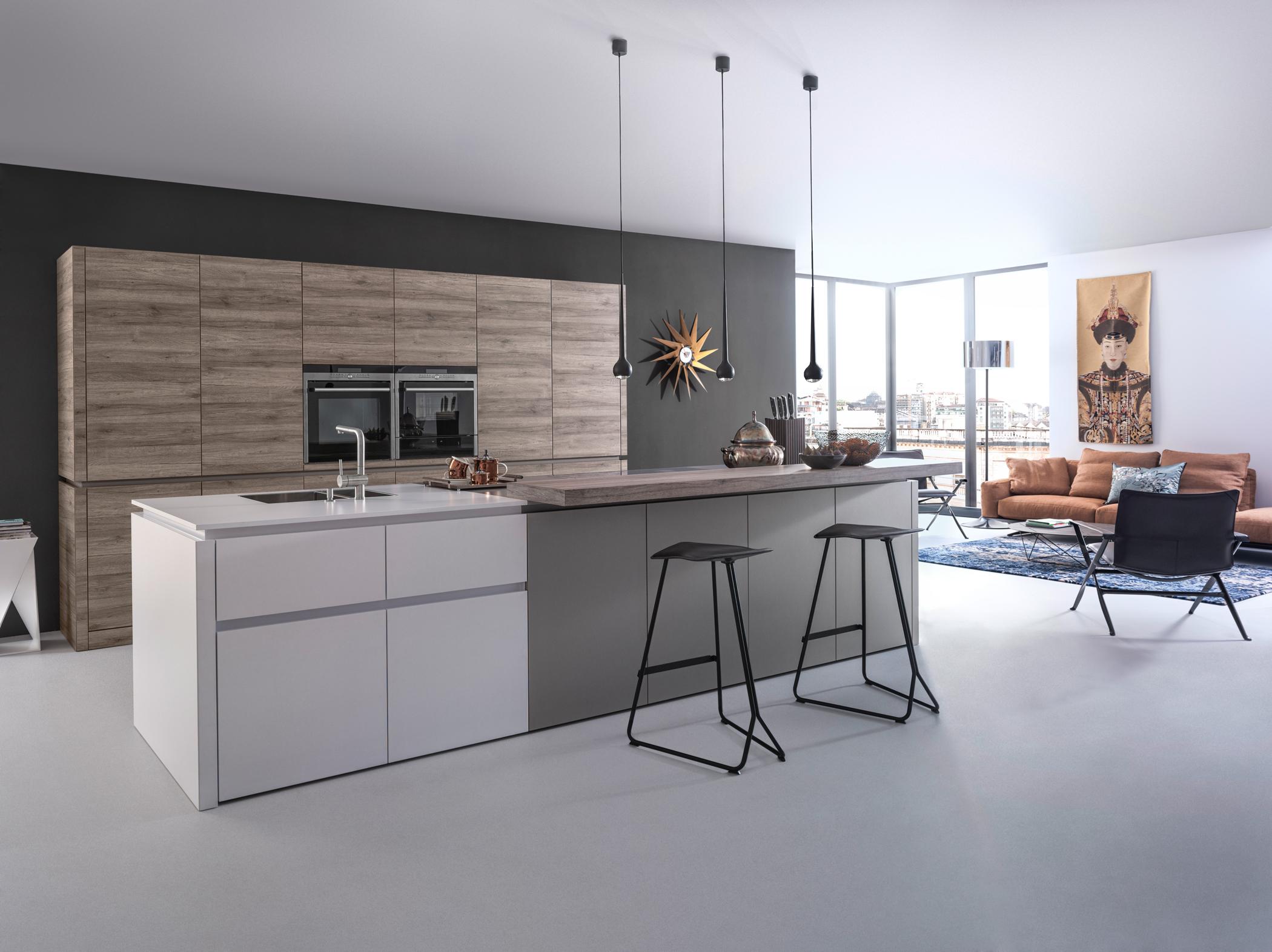 Grau-weißer Küchenblock #wohnküche #schwarzehängeleuchte #offenerwohnbereich ©Leicht Küchen