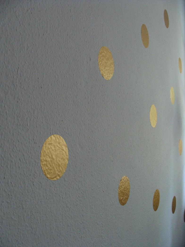 Graue Wand mit goldenen Punkten #grauewand ©Mareike Kühn - Interior Stylist & Visual Merchandiser