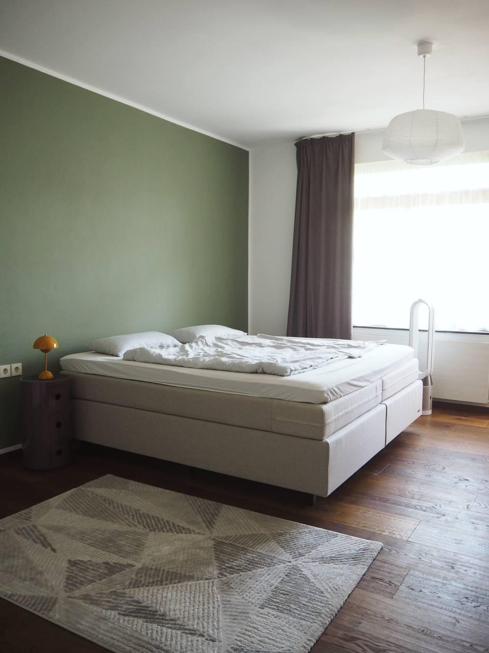 green wall #bedroom #schlafzimmer #yakbett #boxspringbett