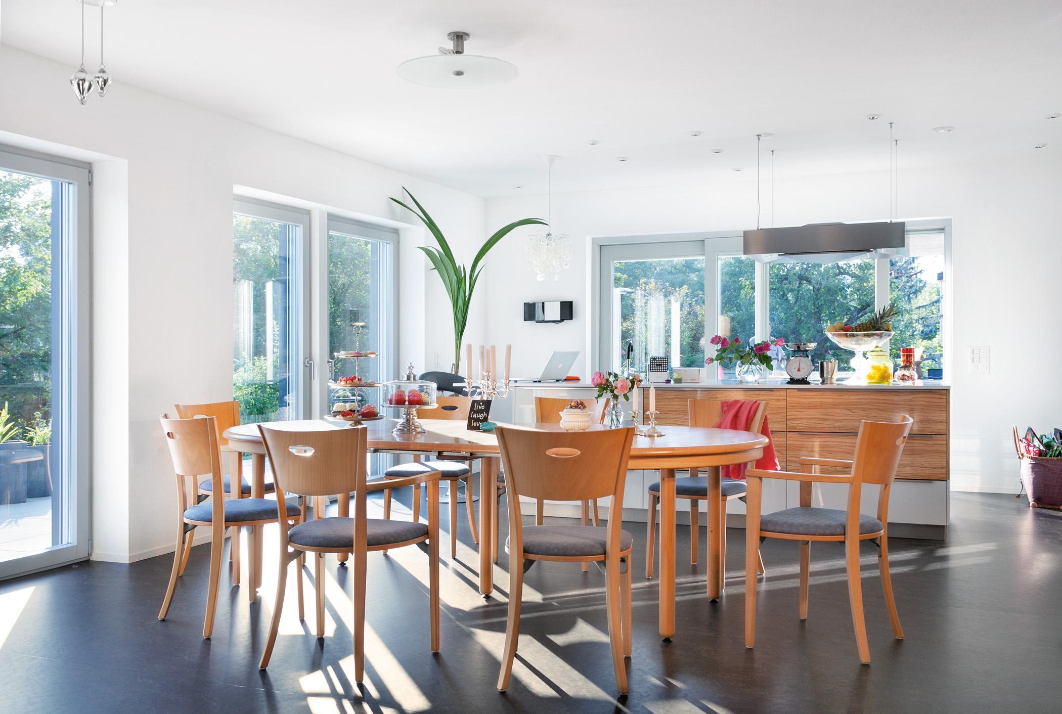 Großer Holztisch im Esszimmer #küche #esstisch #sideboard #lampe #bodentiefefenster ©SchwörerHaus/J.Lippert
