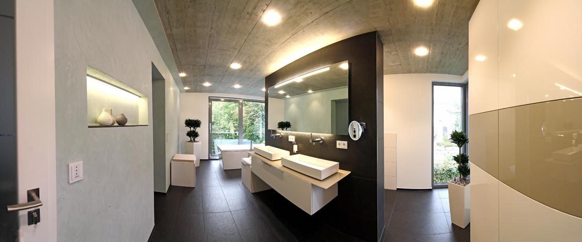 Großzügiges Designerbad #spiegel #waschbecken #freistehendebadewanne #raumteiler #bodentiefefenster ©HEIMWOHL GmbH