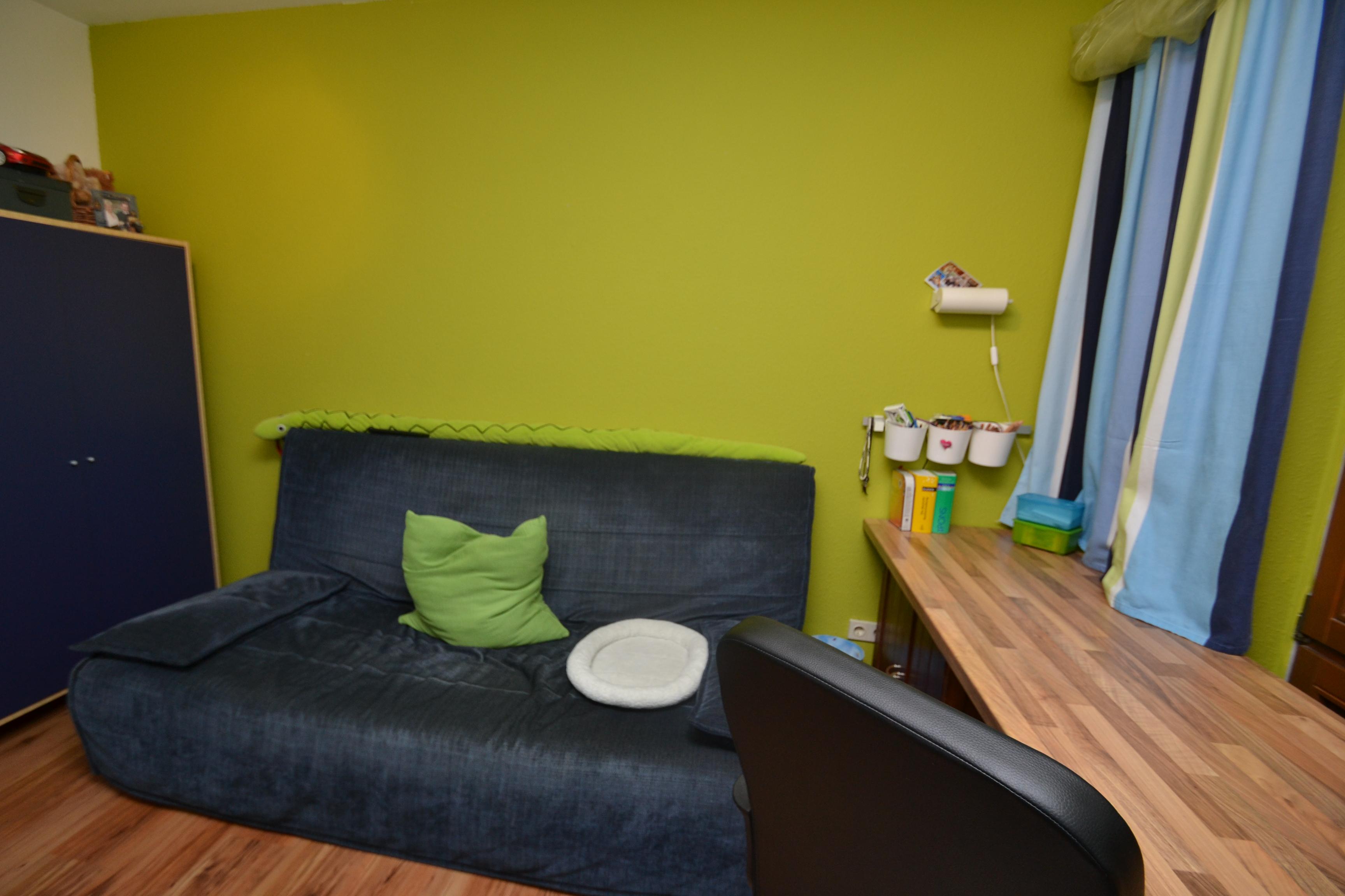 grüne Wand Kinderzimmer #schreibtisch #schrank #sofa #holzschreibtisch #grünewandfarbe ©wohnPerfektion