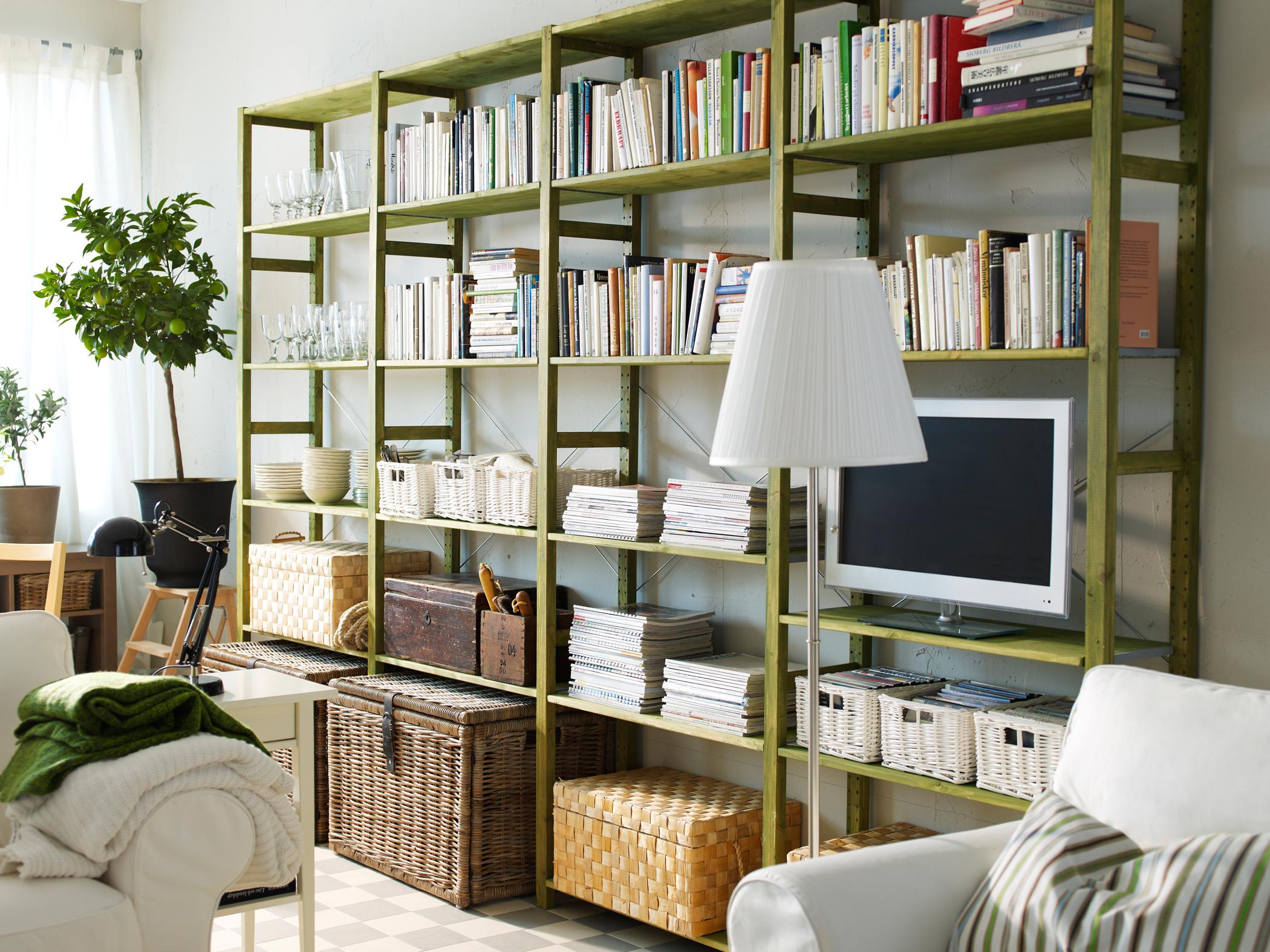 Grünes Regalsystem im Wohnzimmer #wohnzimmer #regalsystem #ikea #regalwand #ikearegal #wohnwand ©Inter IKEA Systems B.V.