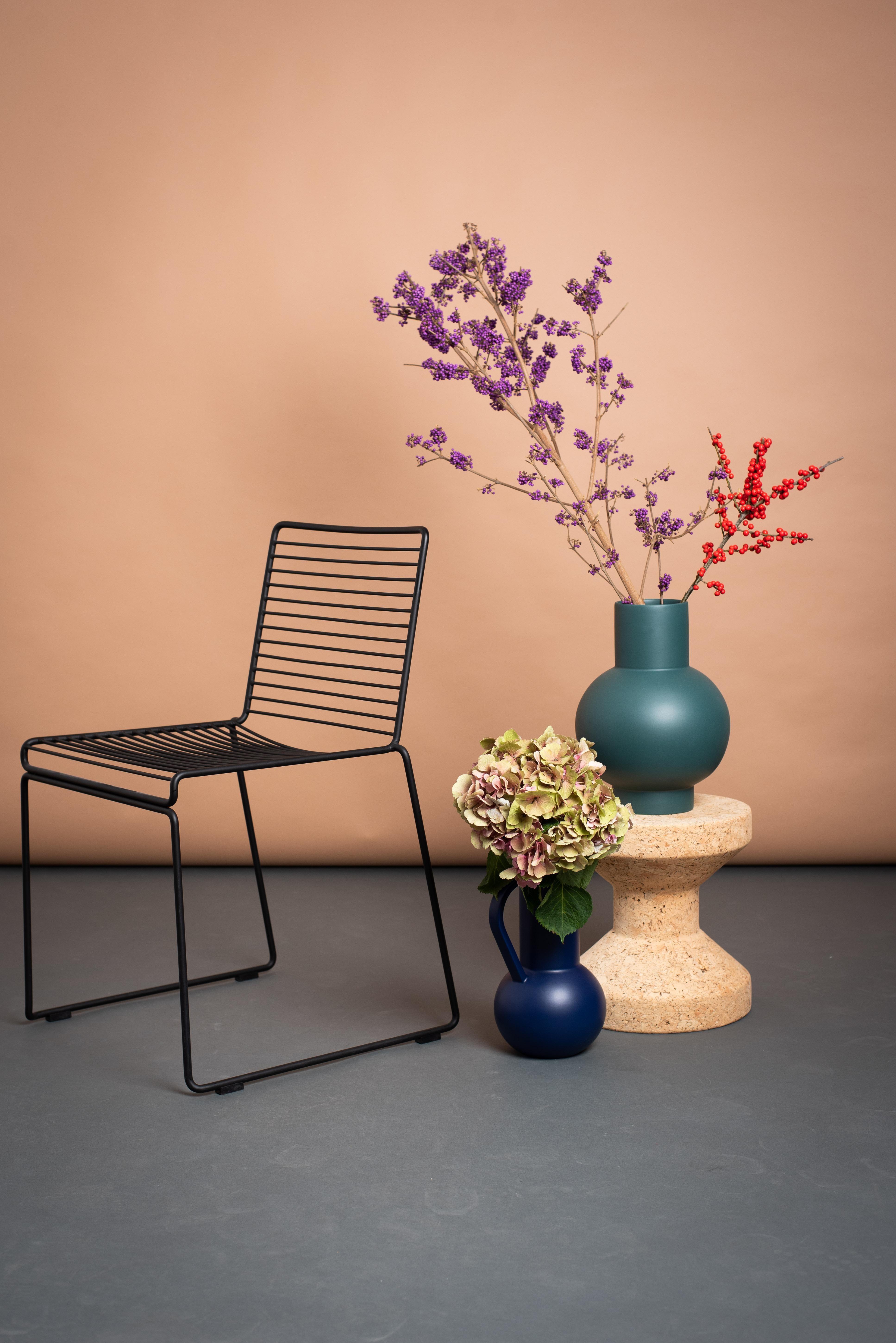 Grüße aus dem Fotostudio! #stillleben #interior #studio #vasen #stuhl #stilllife #styling #mystyle