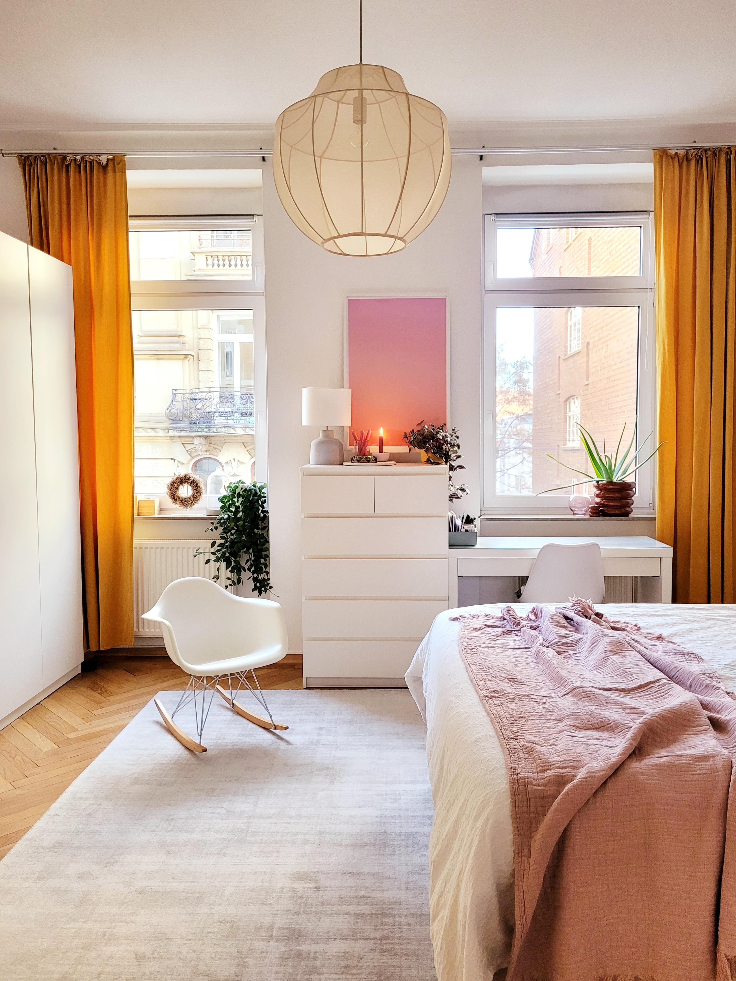 Guten morgen Sonntag!
#Altbau 
#Schlafzimmer 
#gemütlich 
#Kommode
#Schaukelstuhl 
#Vitra
#Ikea
#bedroom 
#farbenfroh 
#Lampe 
