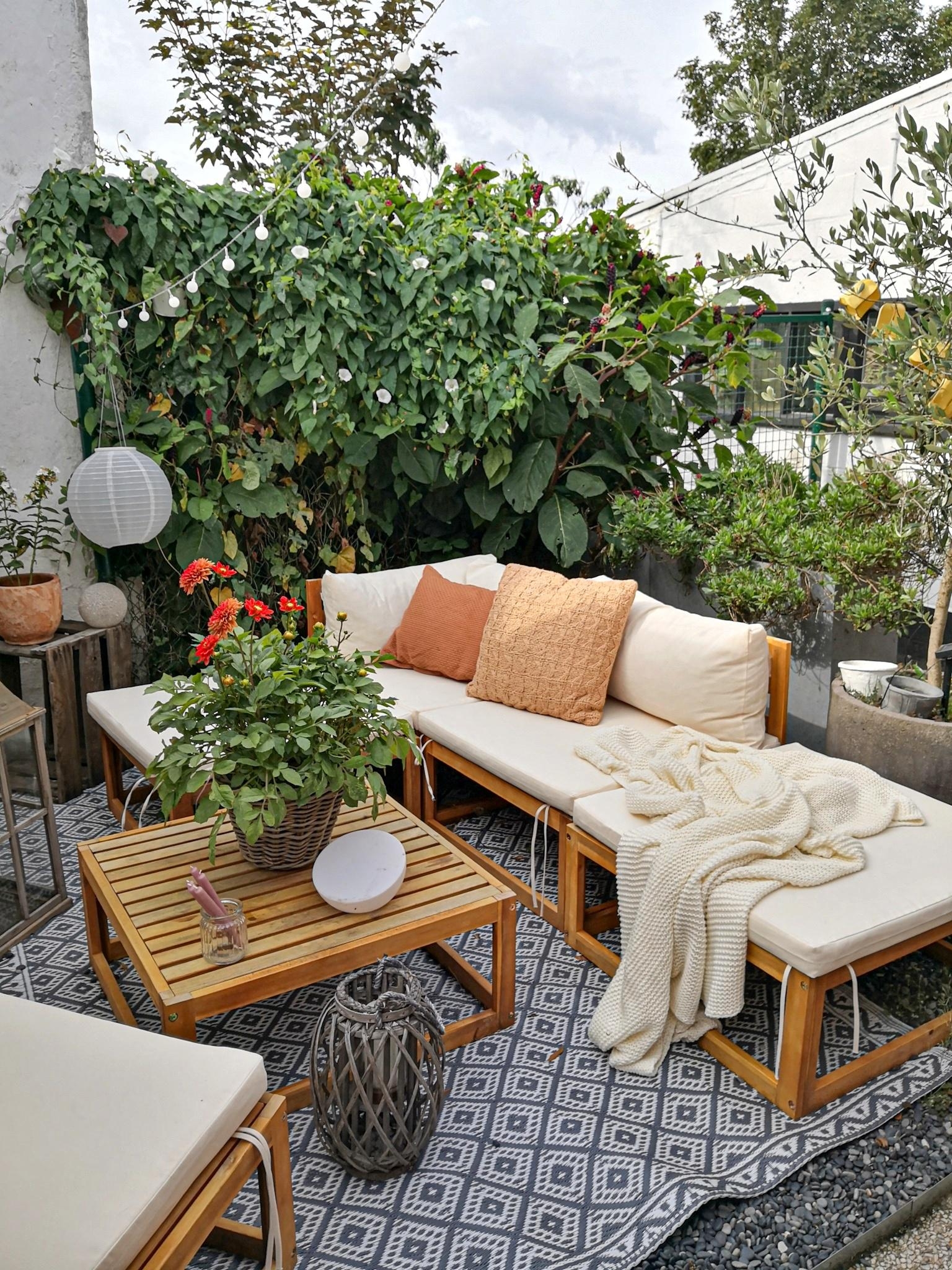 Guten Morgen! #terrasse #innenhof #garten #gartenmöbel #Loungemöbel #hygge #gemütlich #hinterhof #holzmöbel #lampions