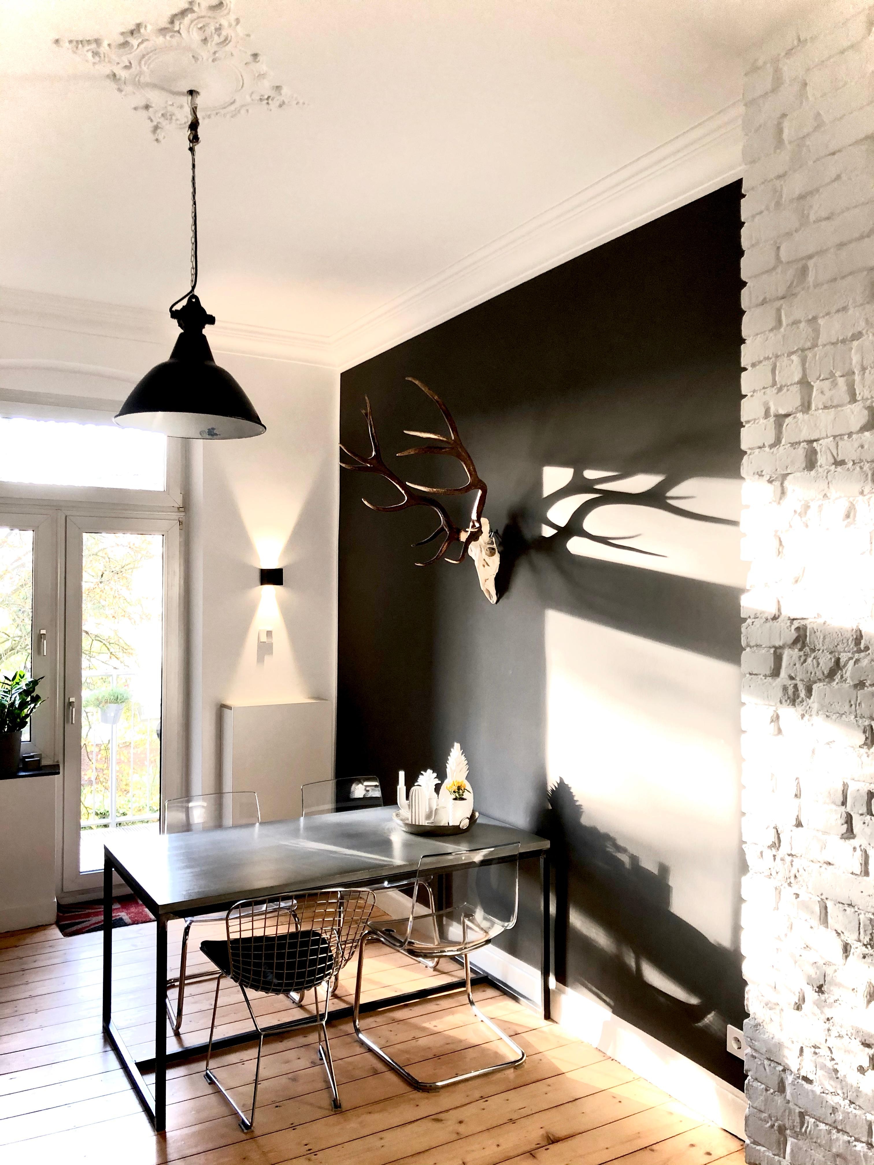 Happy Friyay mit etwas Sonne 🤗 #kitchen #kueche #altbau #altbauliebe #minimalism #betontisch #minimalismus #stuck 